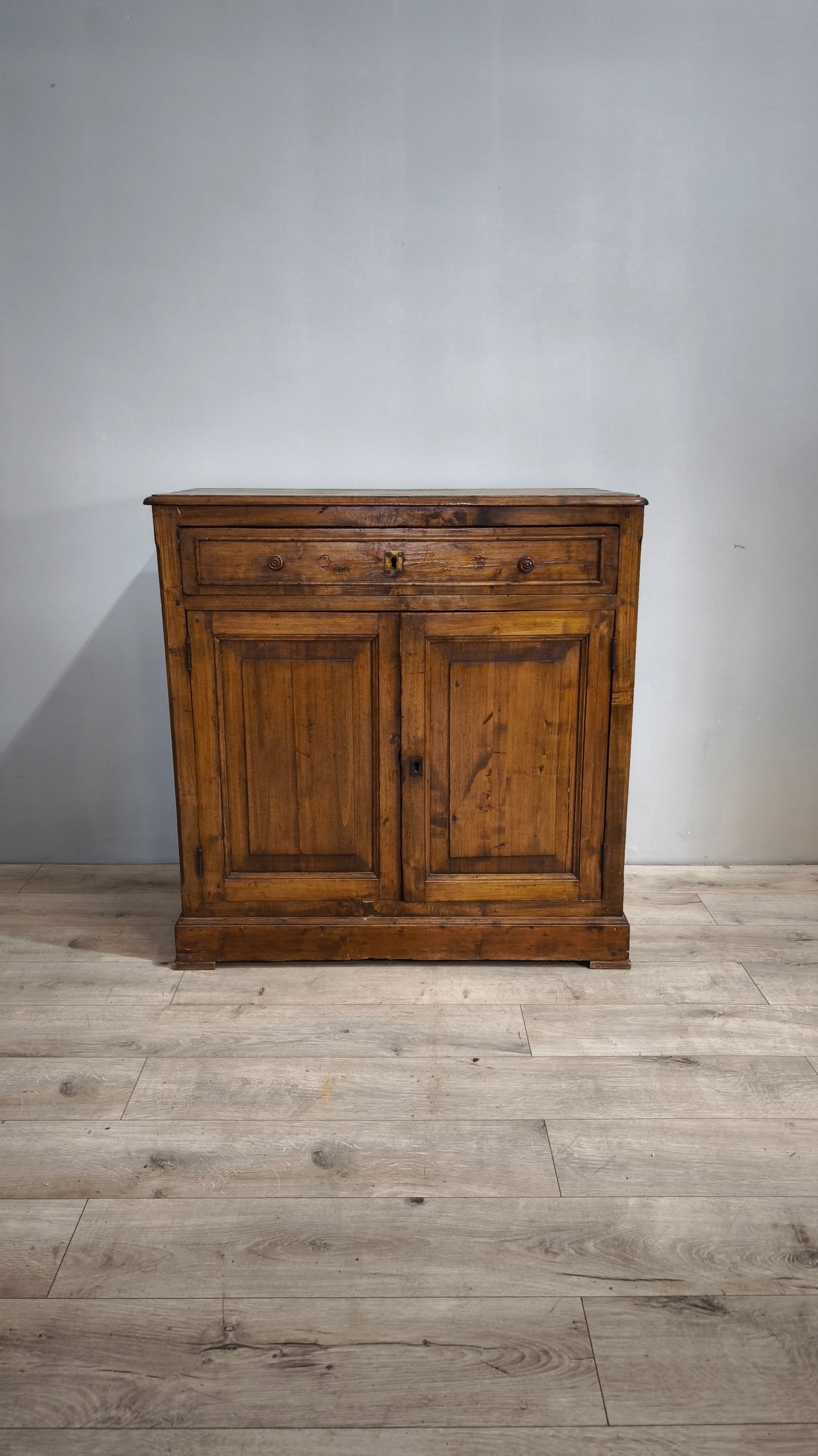 77425 Credenza due ante in legno massello