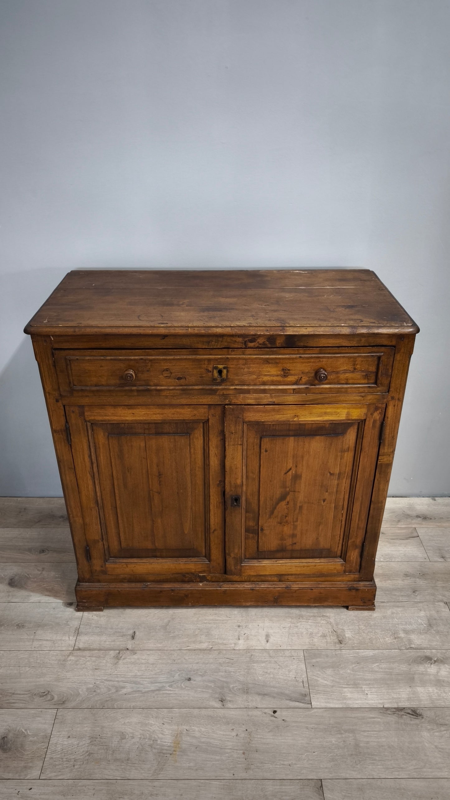 77425 Credenza due ante in legno massello