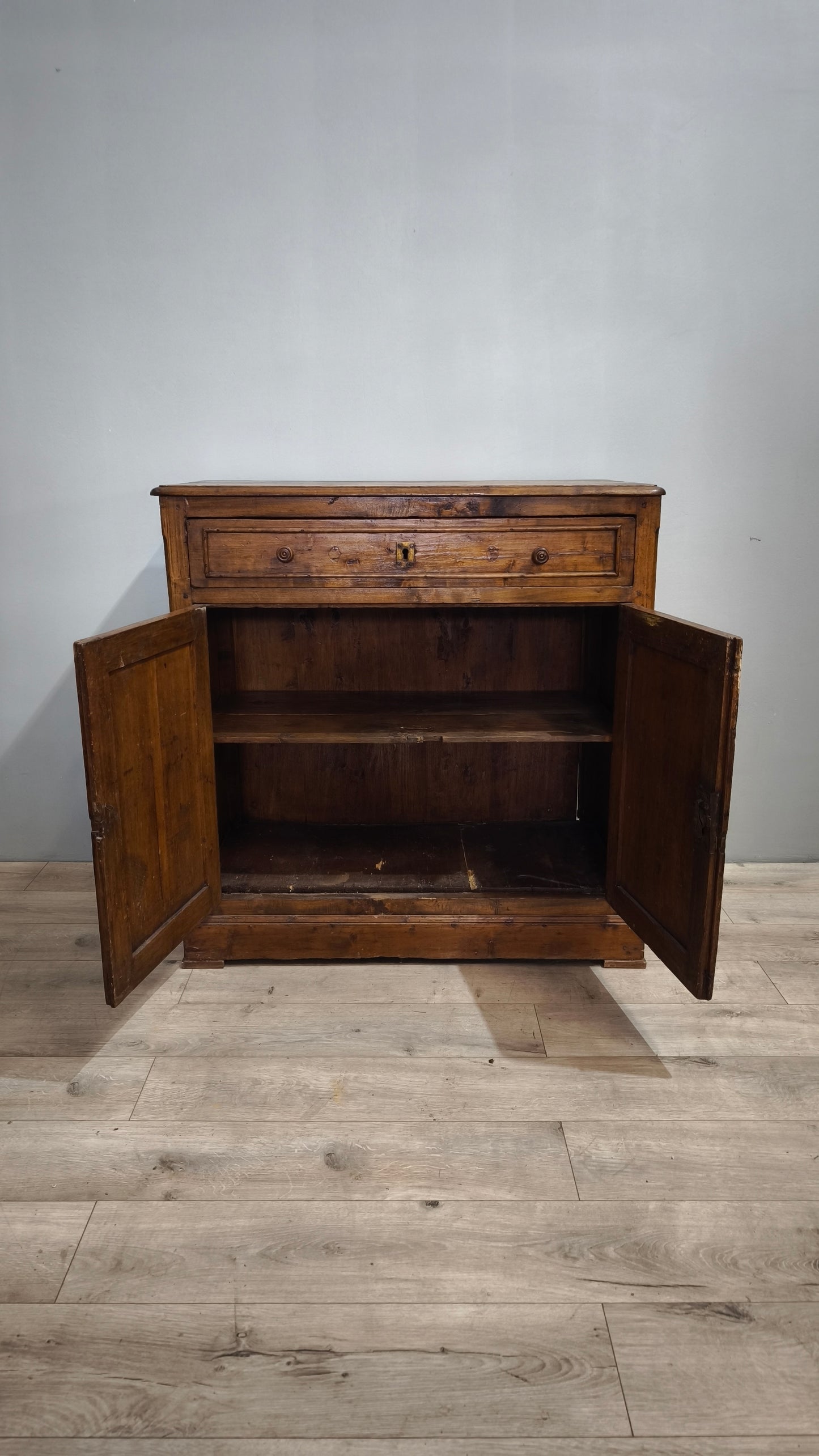 77425 Credenza due ante in legno massello
