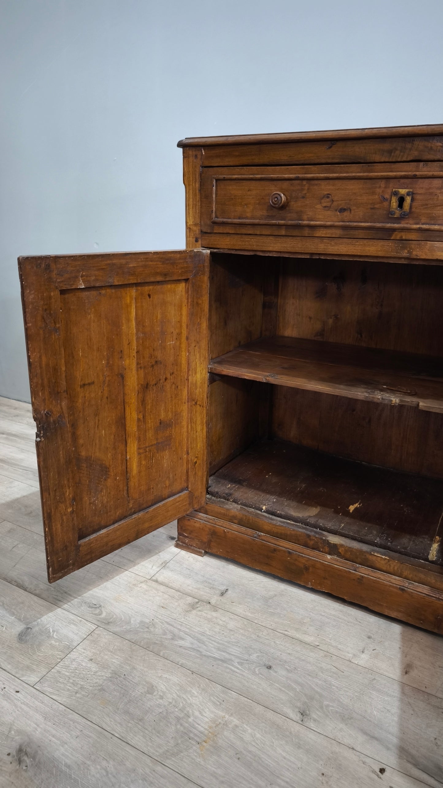 77425 Credenza due ante in legno massello