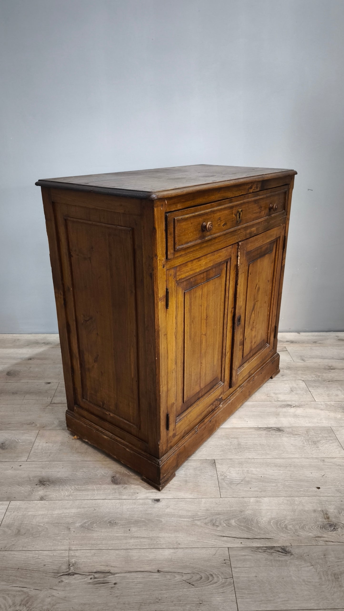 77425 Credenza due ante in legno massello