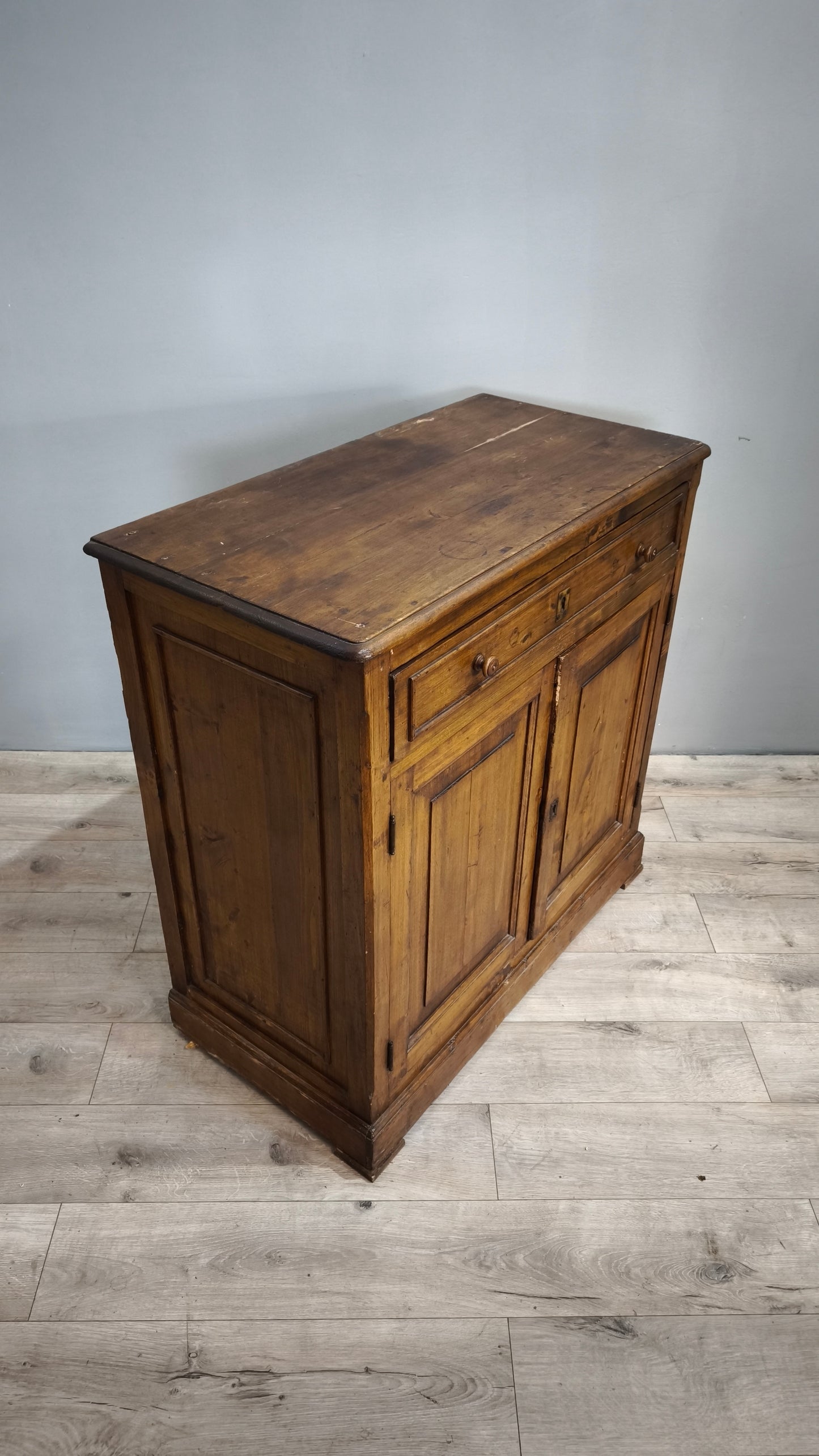 77425 Credenza due ante in legno massello