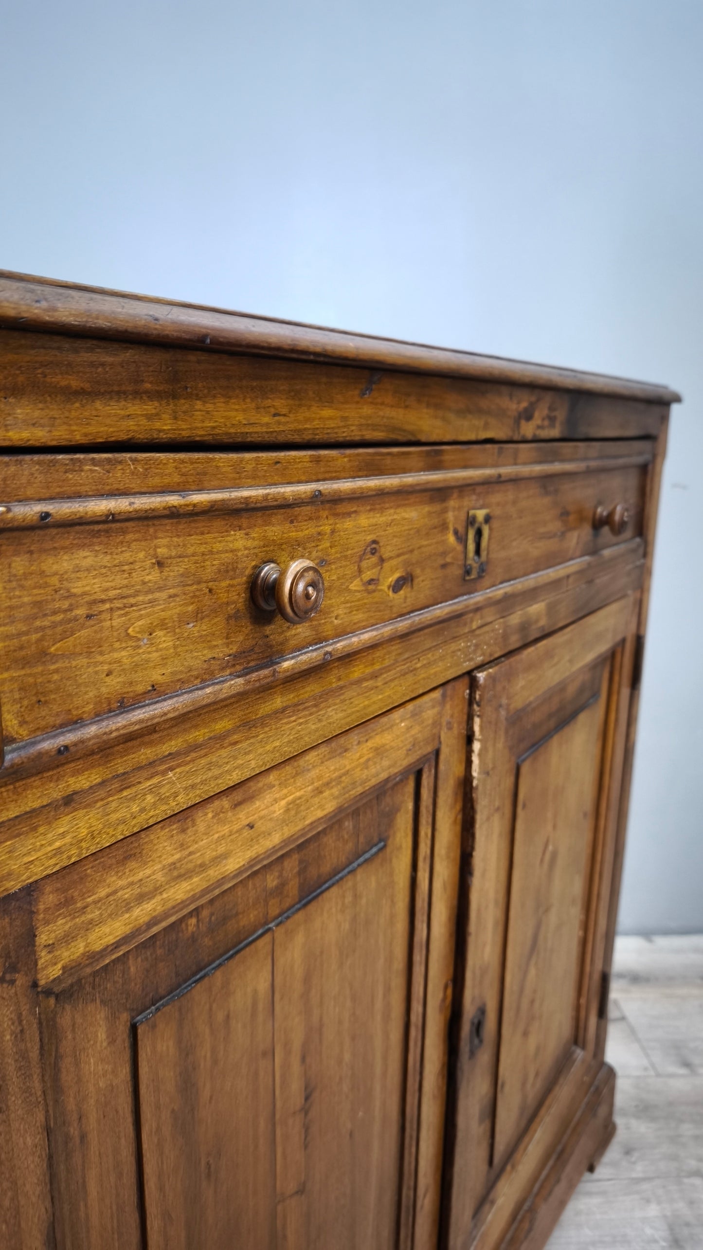 77425 Credenza due ante in legno massello