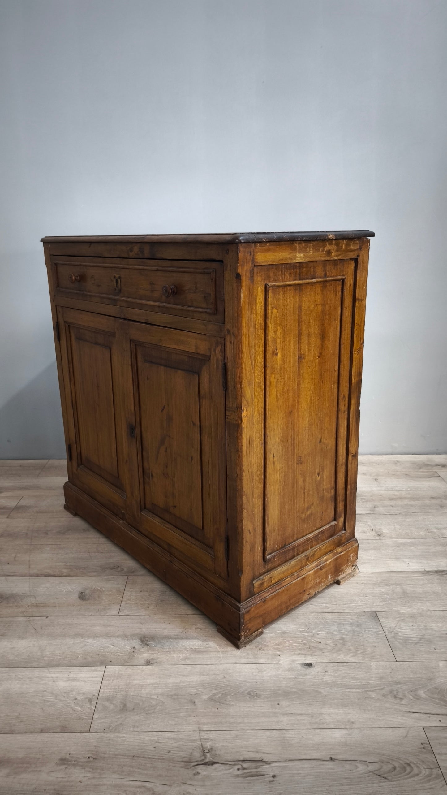 77425 Credenza due ante in legno massello