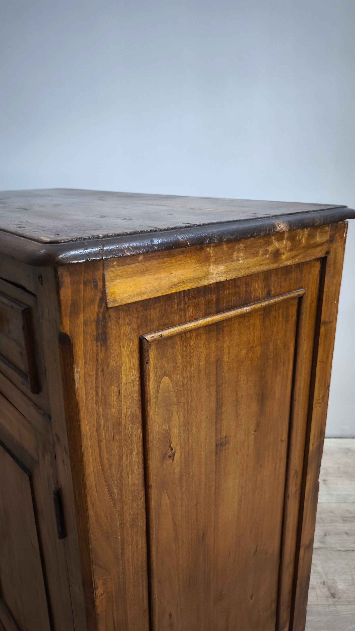 77425 Credenza due ante in legno massello