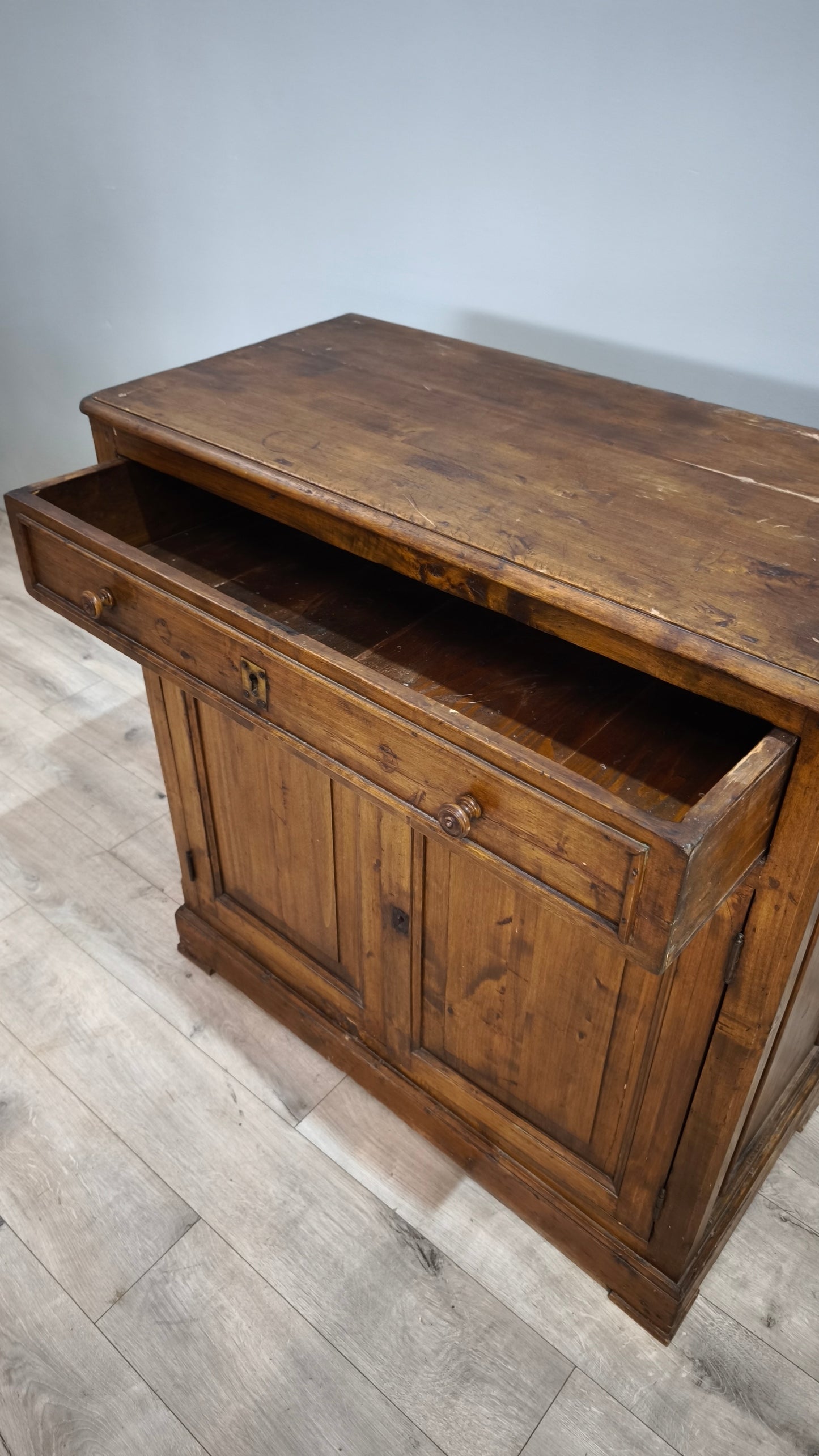 77425 Credenza due ante in legno massello