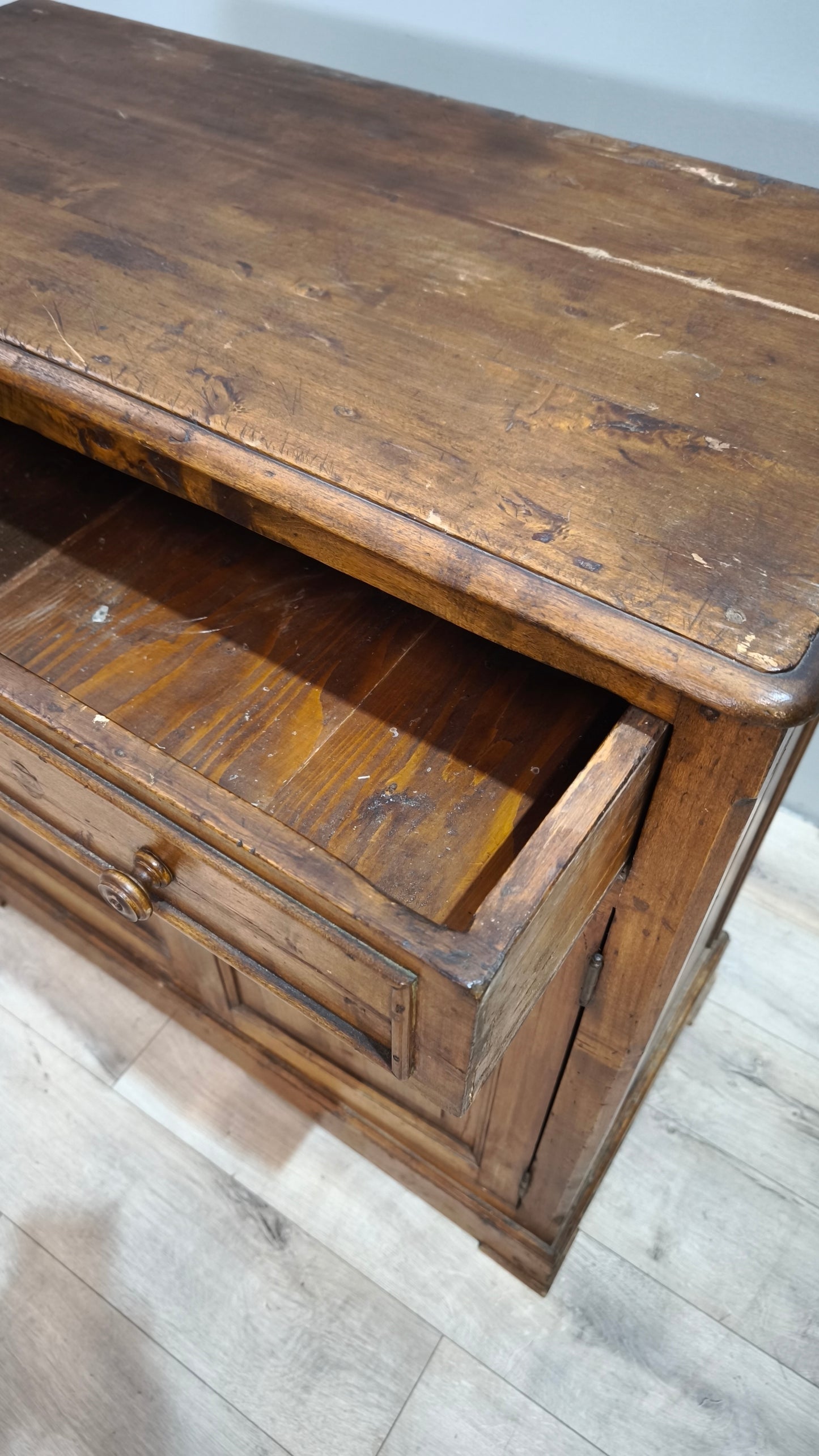 77425 Credenza due ante in legno massello