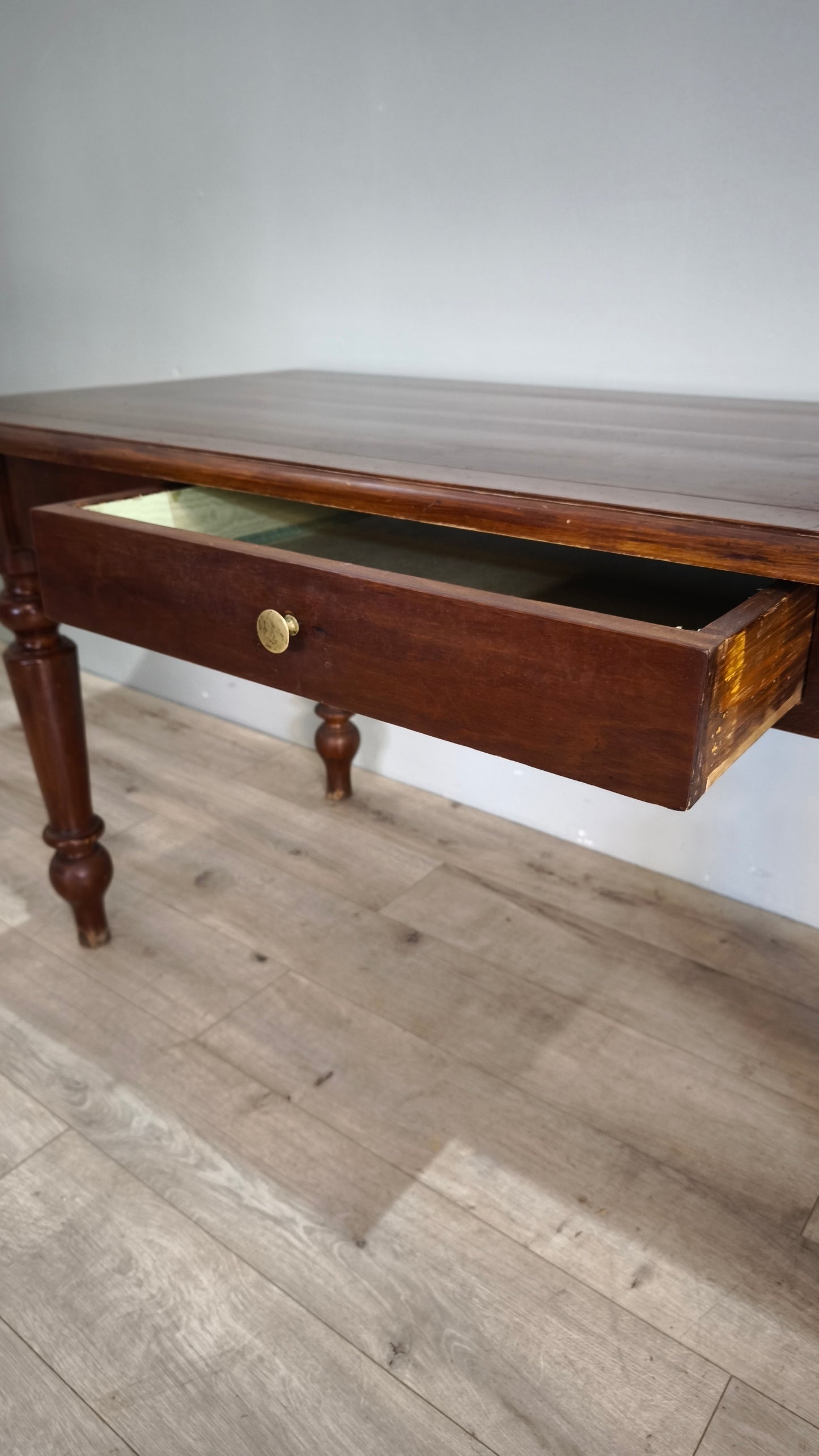 77430 Tavolo in legno massello con cassetto