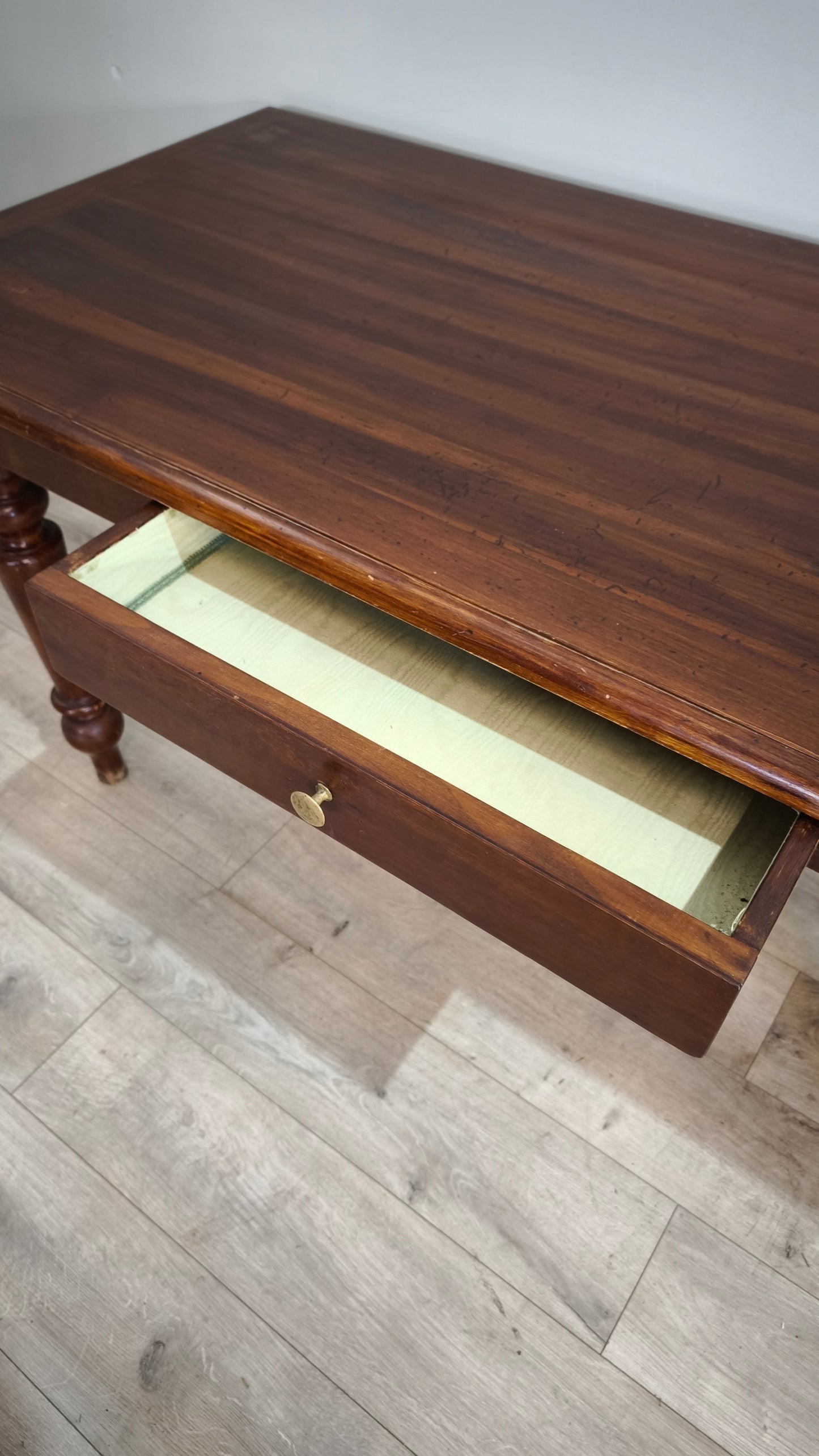 77430 Tavolo in legno massello con cassetto