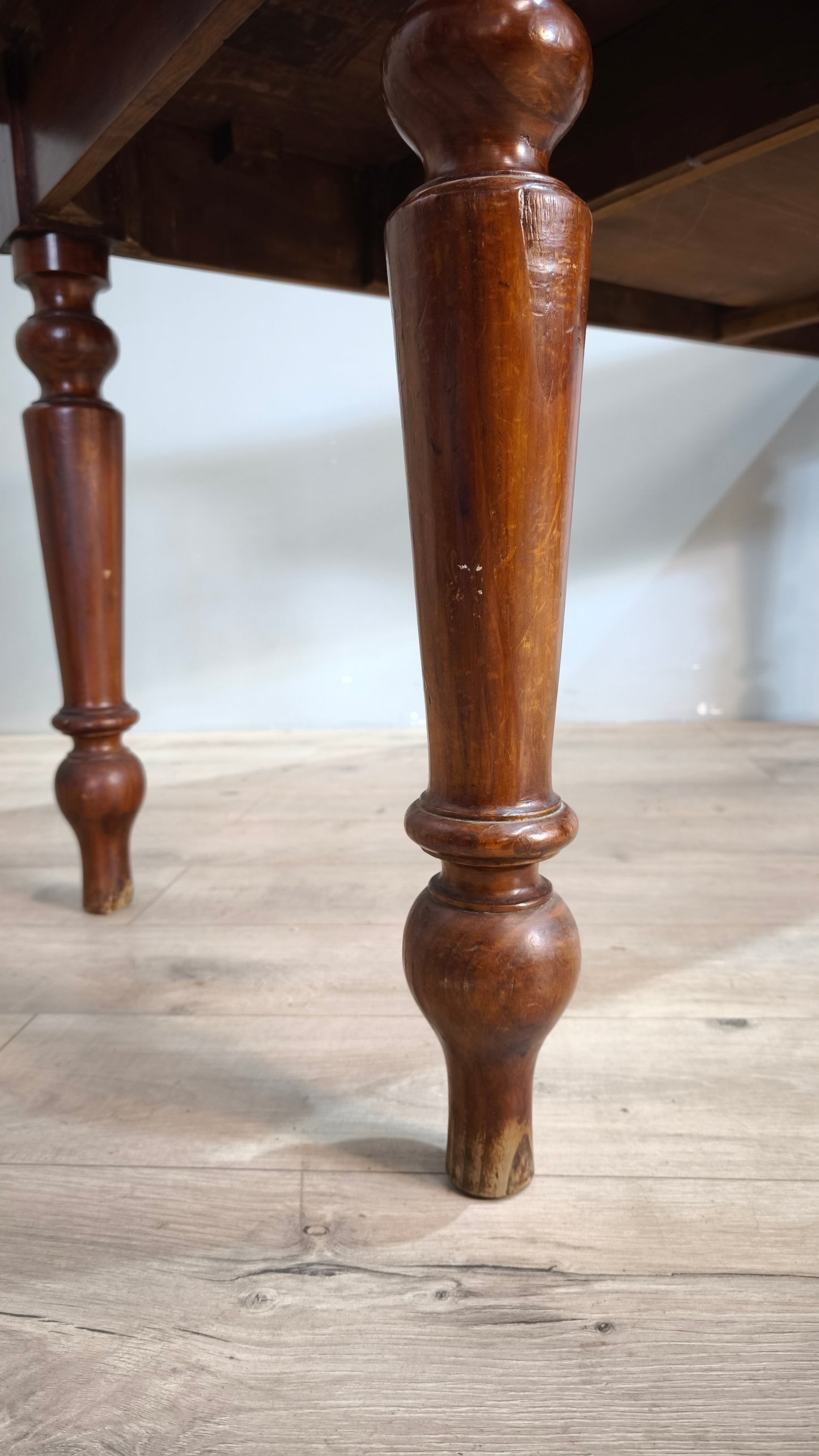 77430 Tavolo in legno massello con cassetto