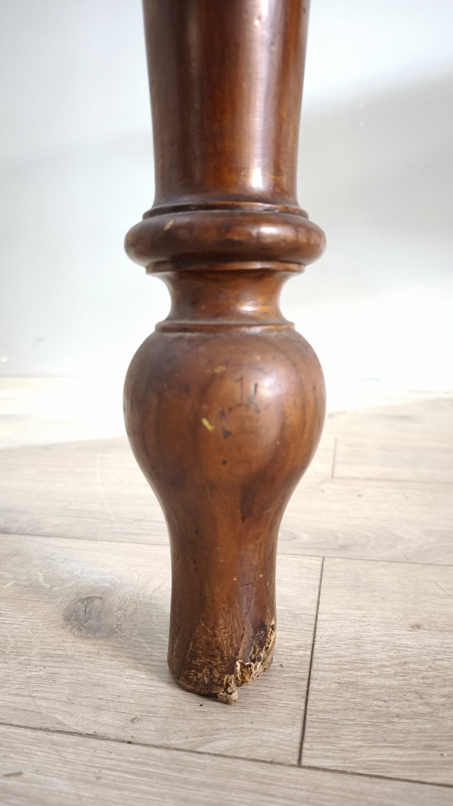 77430 Tavolo in legno massello con cassetto