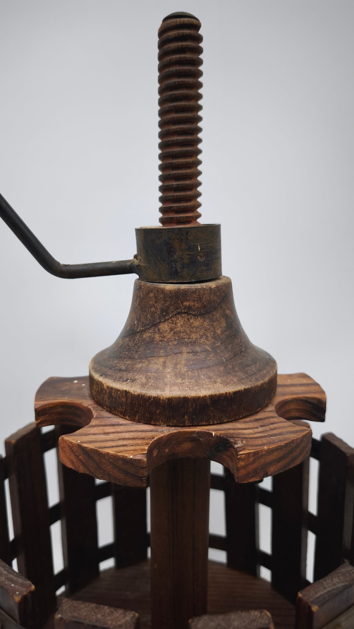 77475 Piccolo torchio decorativo in legno