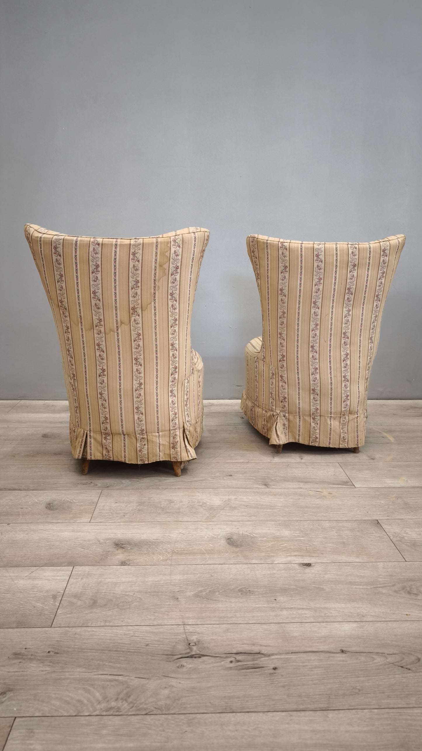 77499 Coppia di poltroncine rivestite in tessuto floreale
