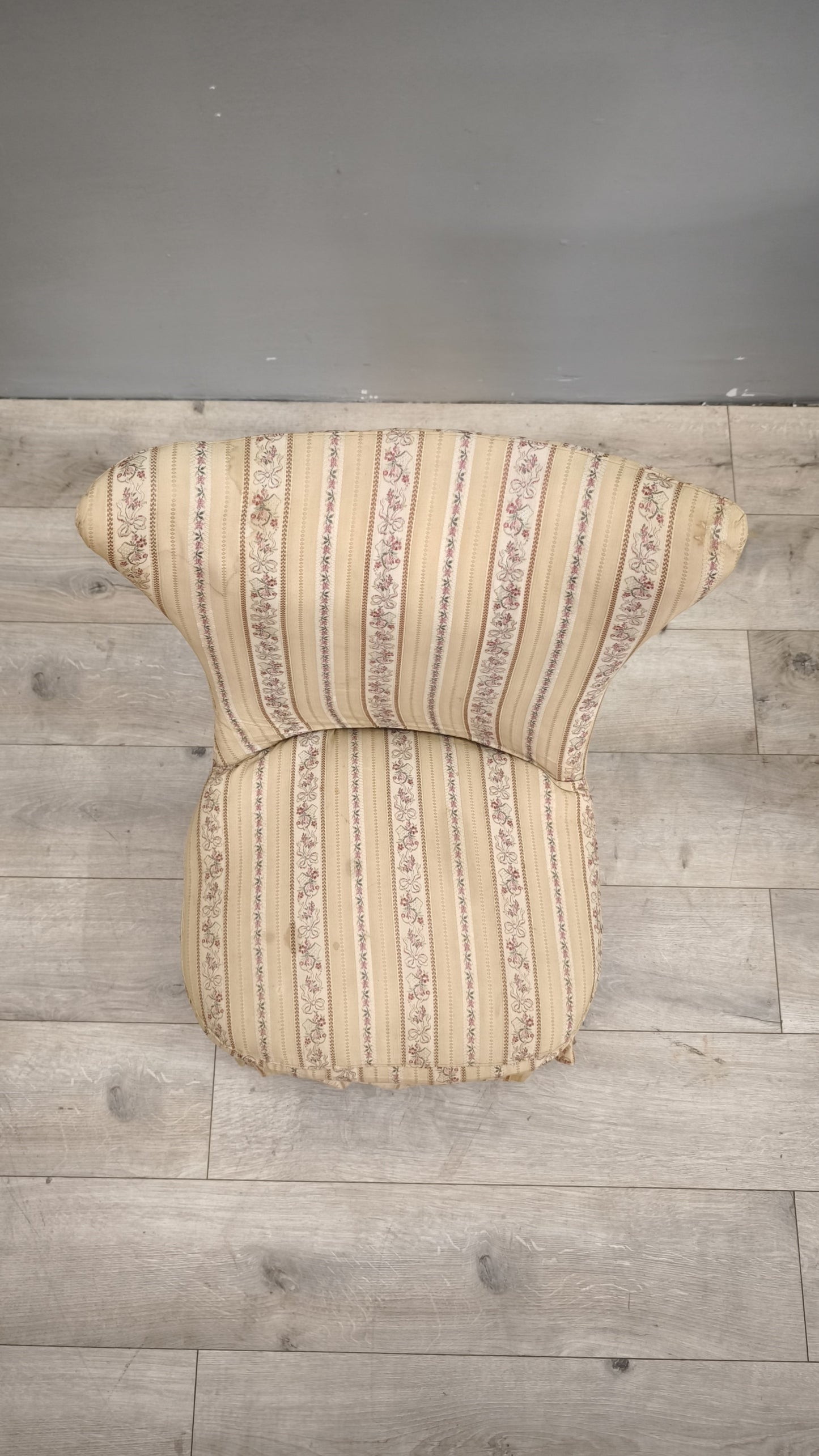 77499 Coppia di poltroncine rivestite in tessuto floreale