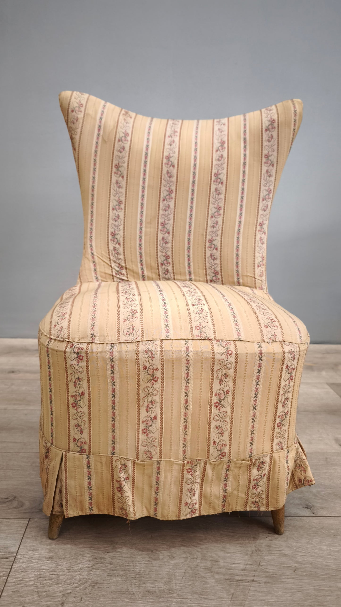 77499 Coppia di poltroncine rivestite in tessuto floreale