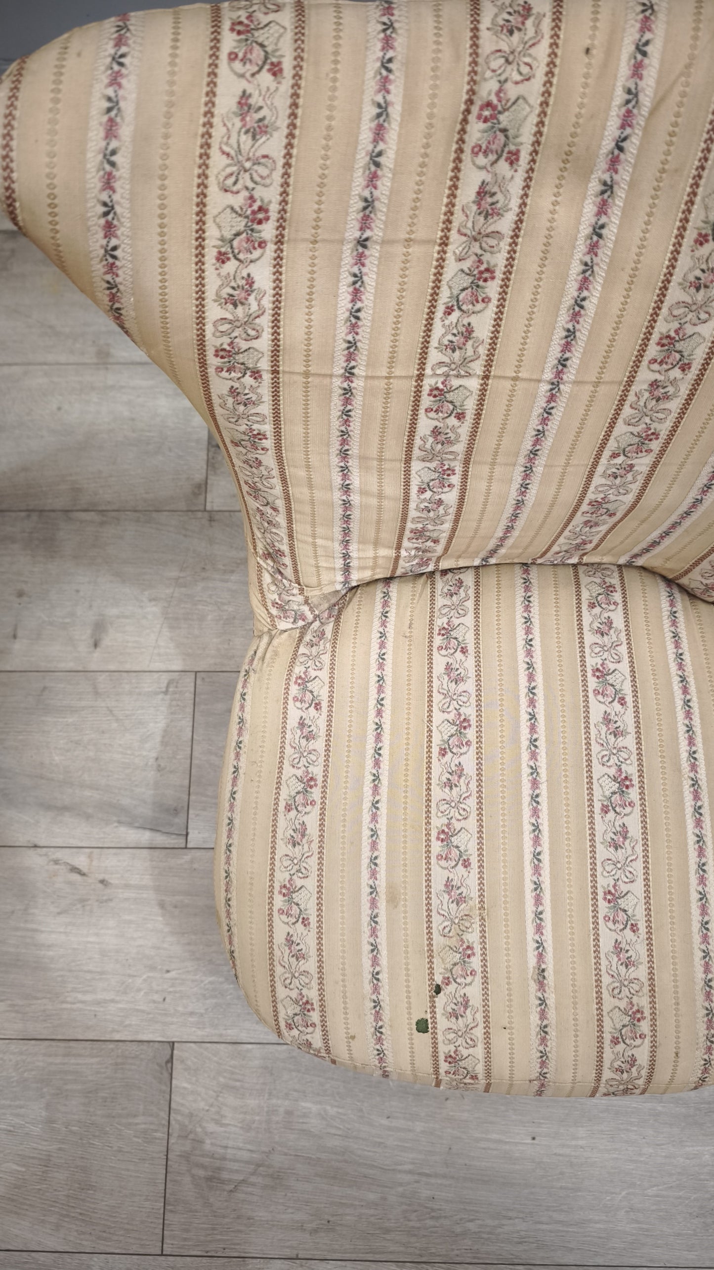 77499 Coppia di poltroncine rivestite in tessuto floreale