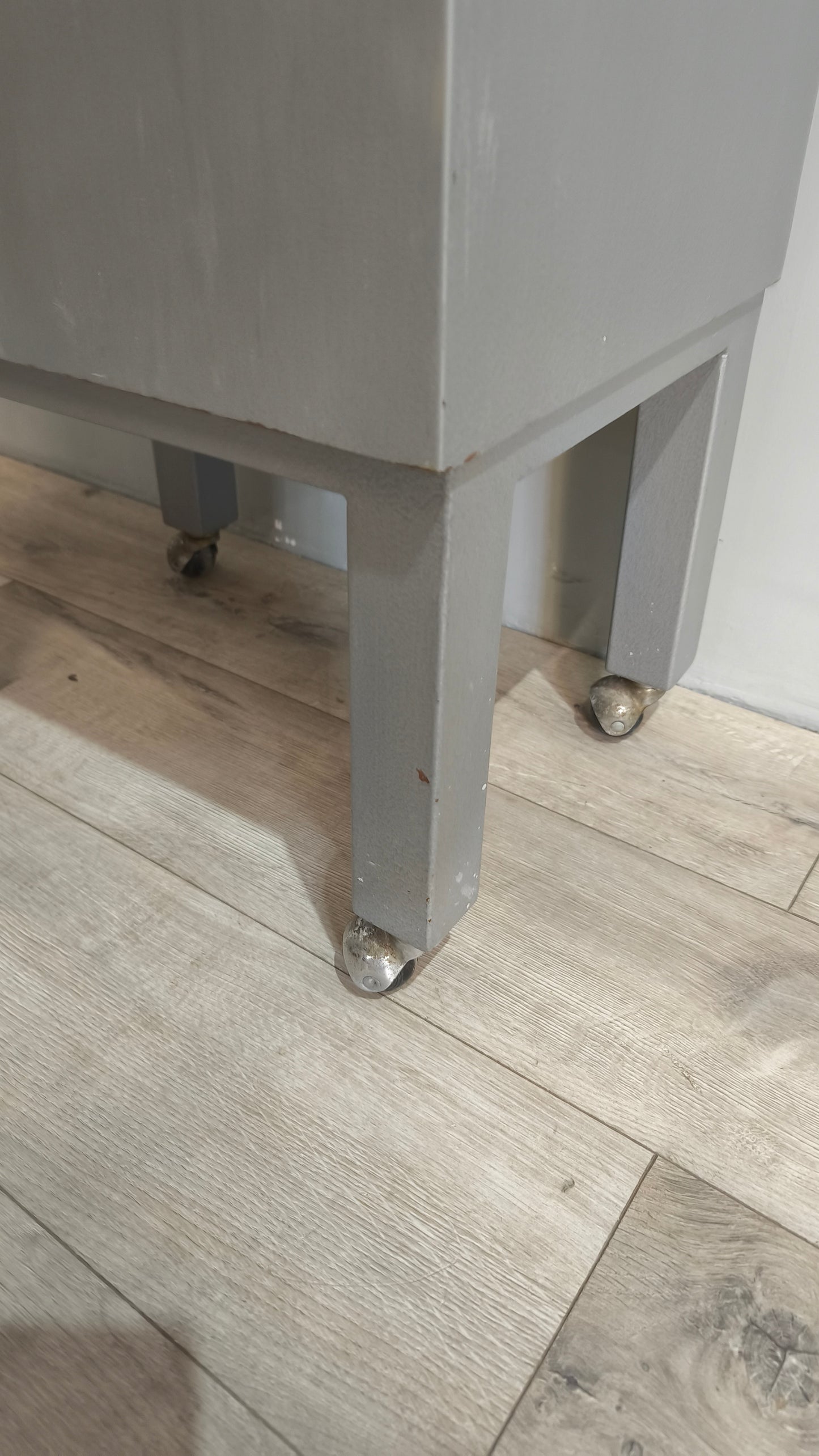 77668 Mobiletto in ferro stile industriale con rotelle