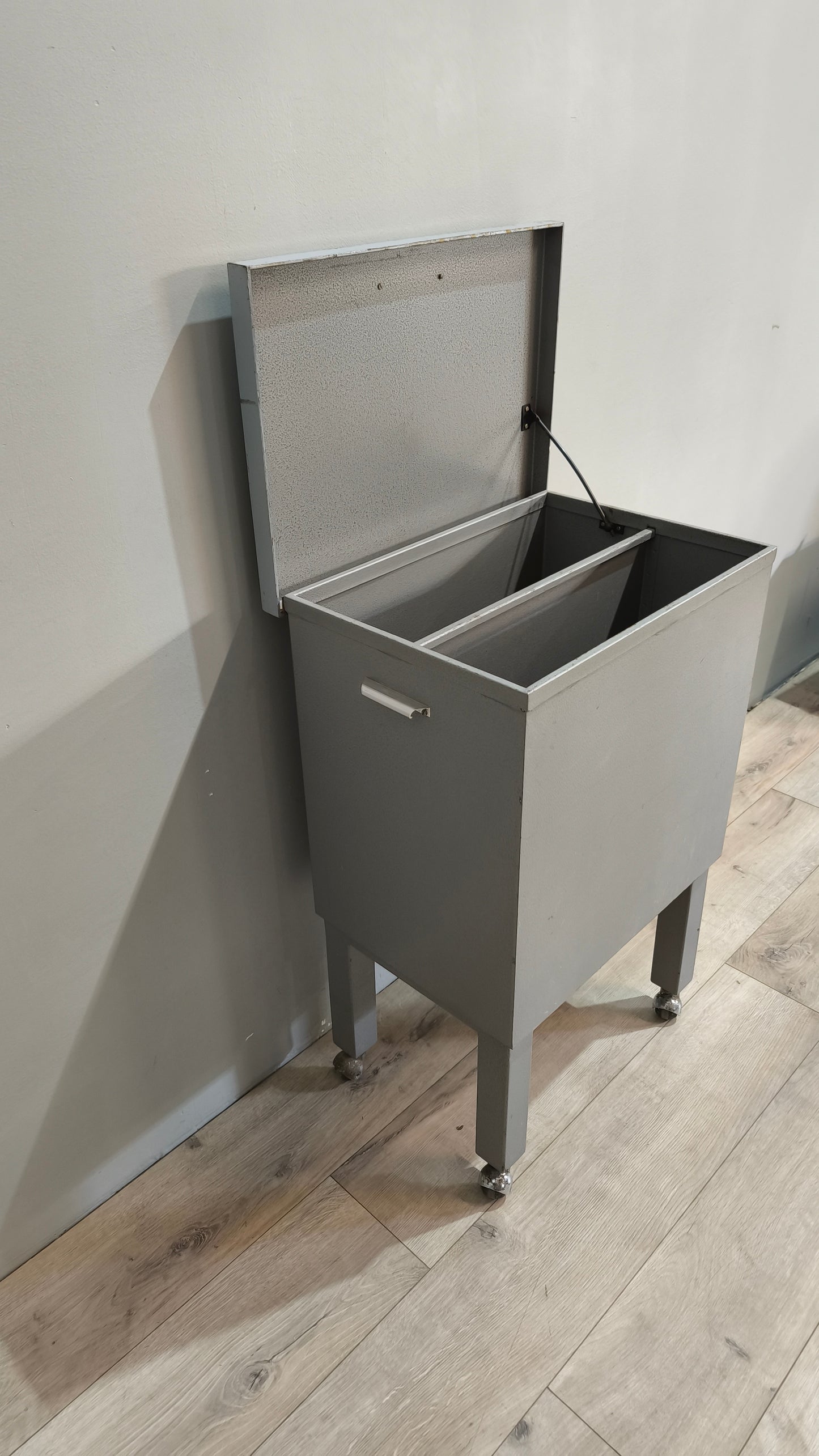 77668 Mobiletto in ferro stile industriale con rotelle