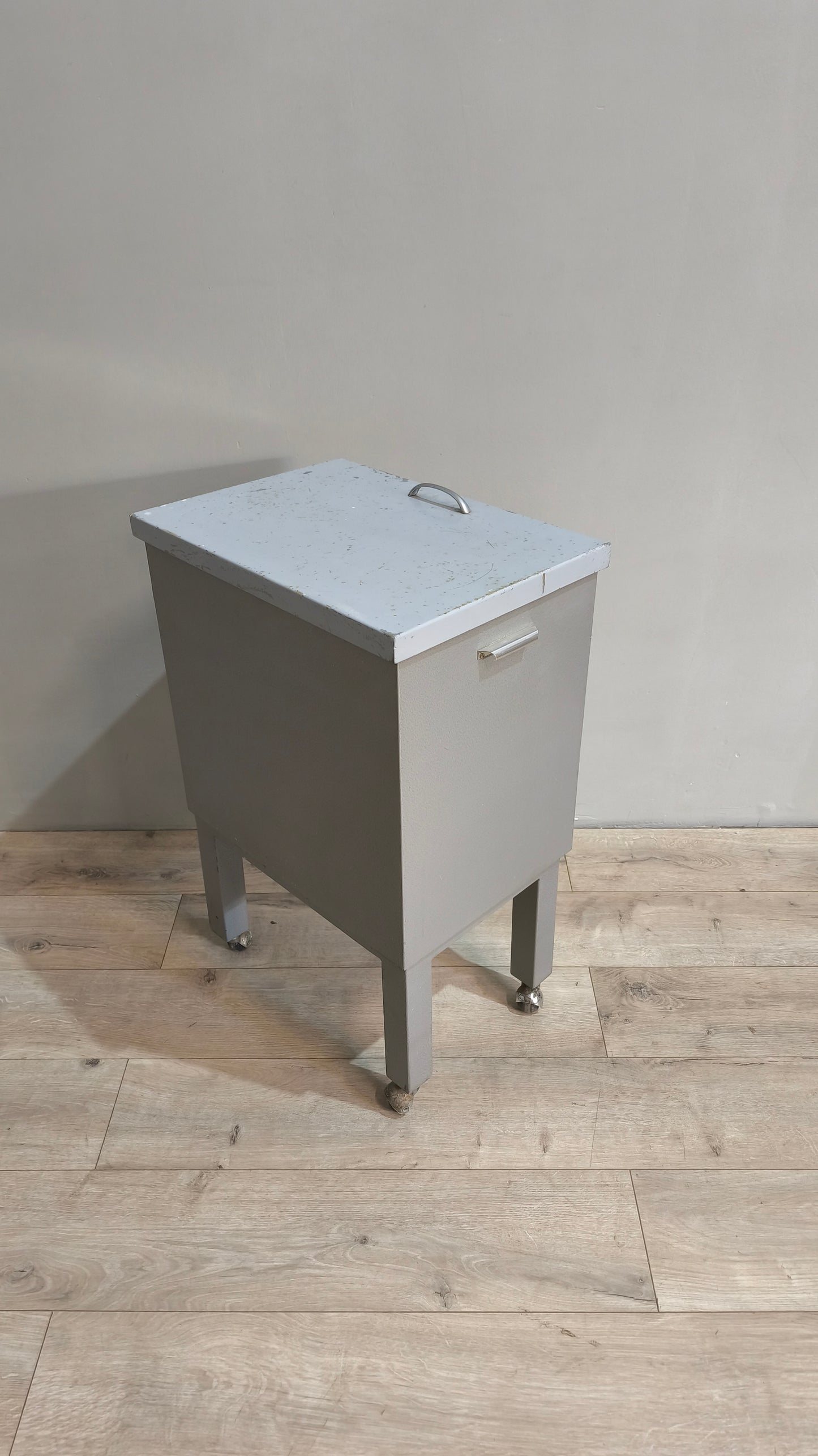 77668 Mobiletto in ferro stile industriale con rotelle