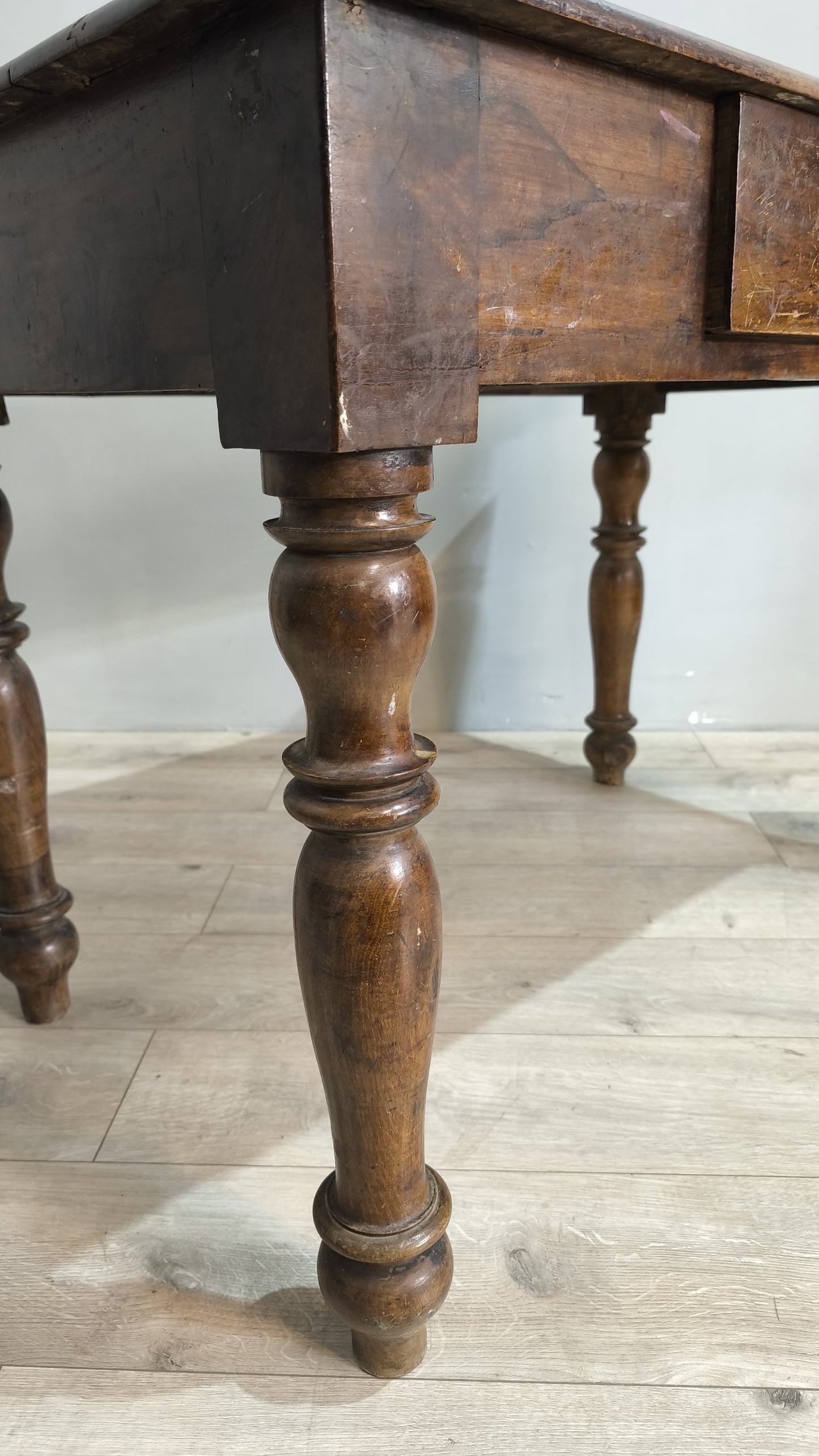77803 Tavolo in legno massello con cassetto frontale