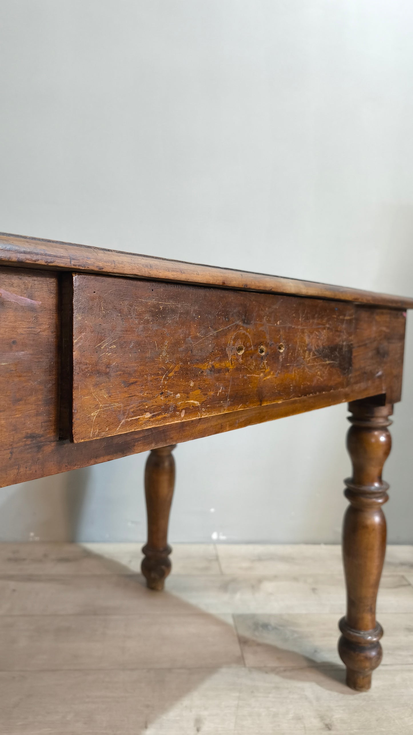 77803 Tavolo in legno massello con cassetto frontale