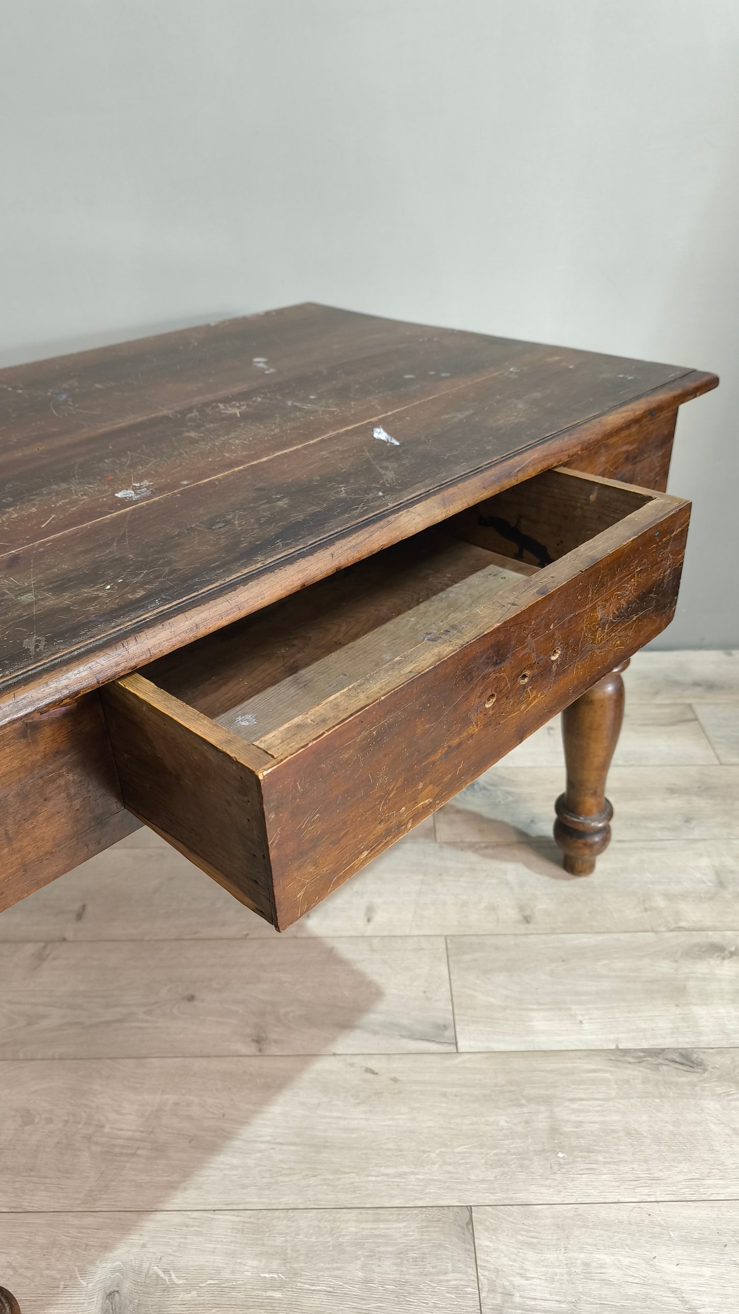 77803 Tavolo in legno massello con cassetto frontale