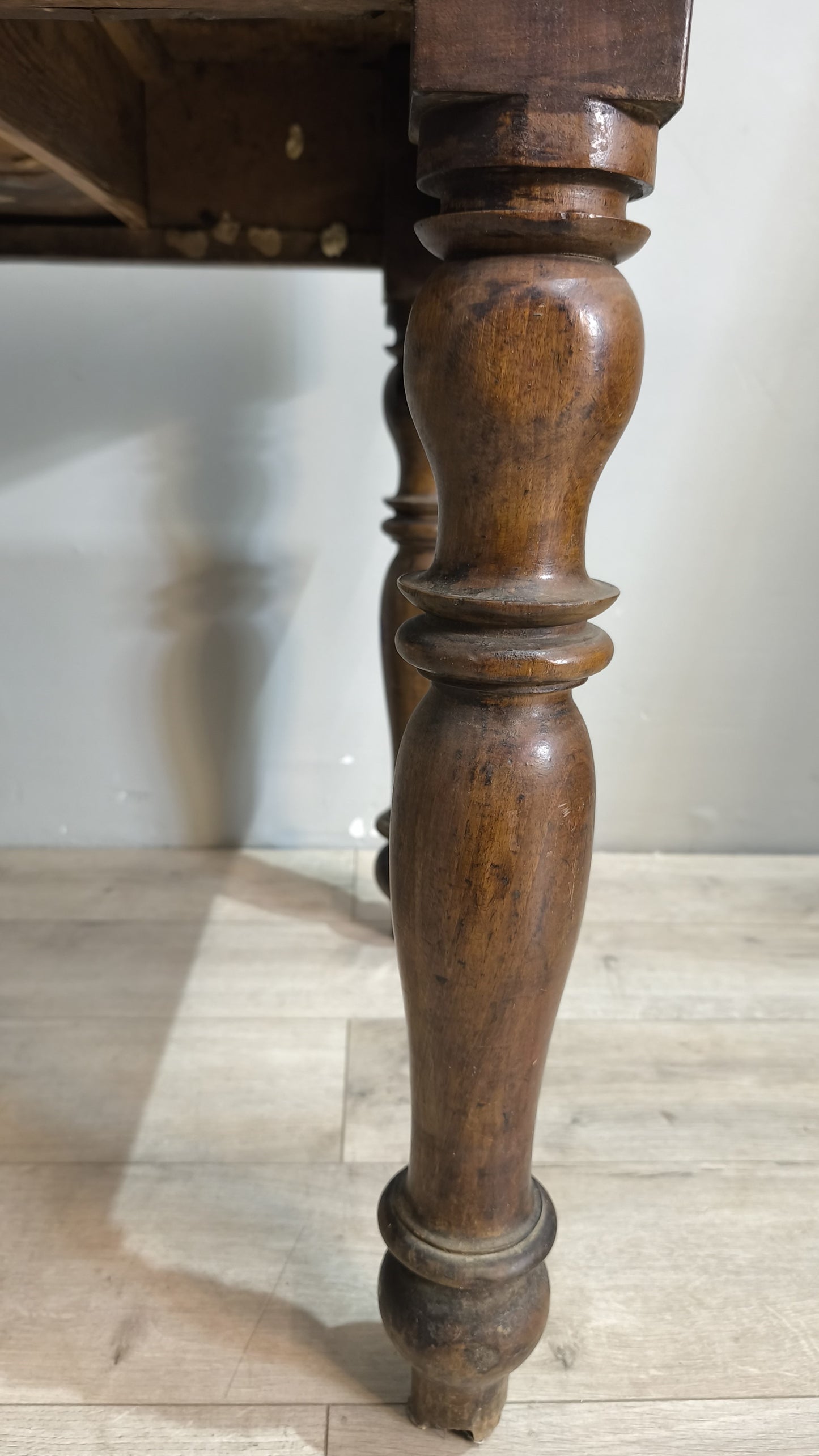 77803 Tavolo in legno massello con cassetto frontale