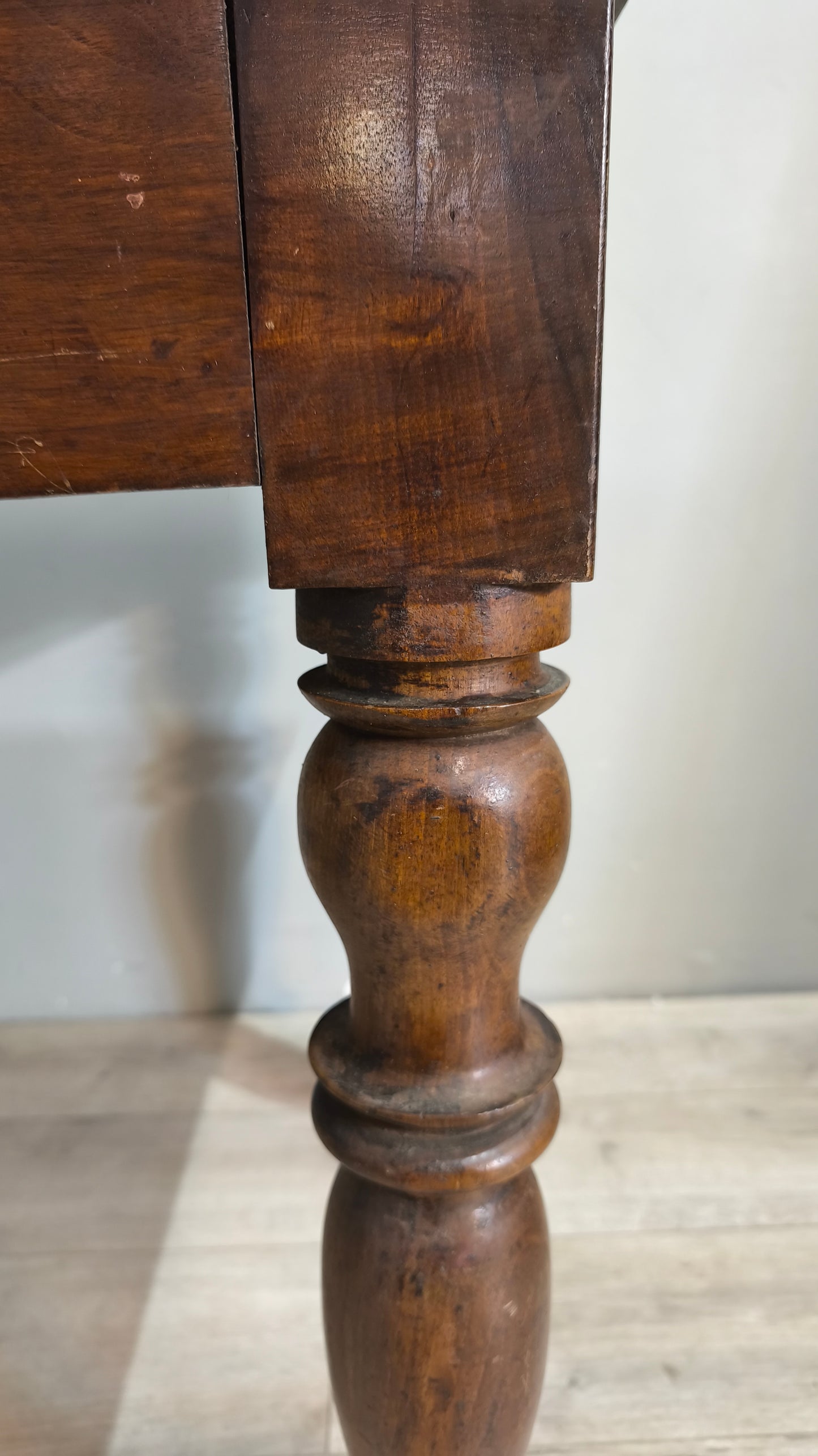 77803 Tavolo in legno massello con cassetto frontale