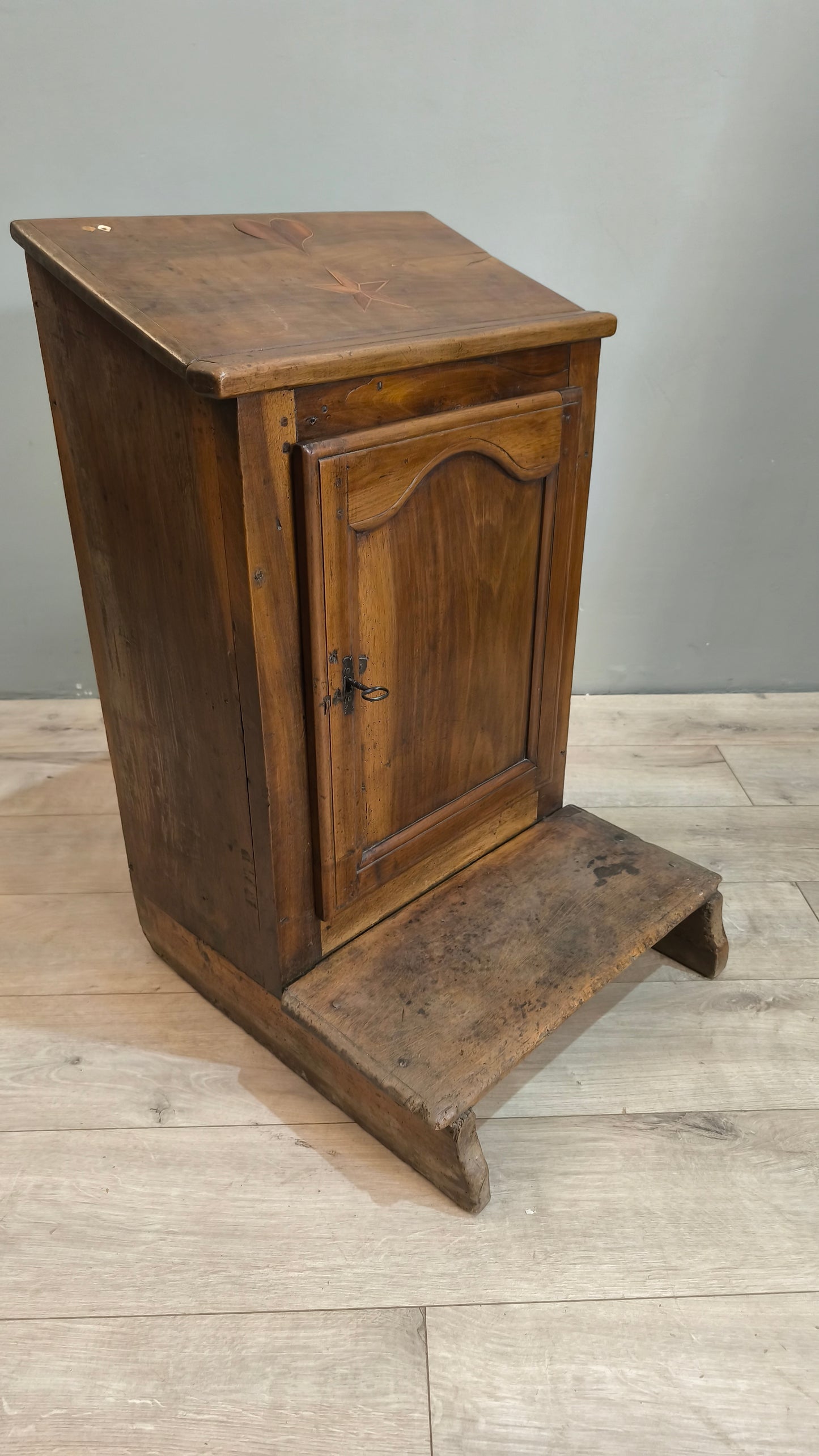 77816 Inginocchiatoio in legno con intarsi