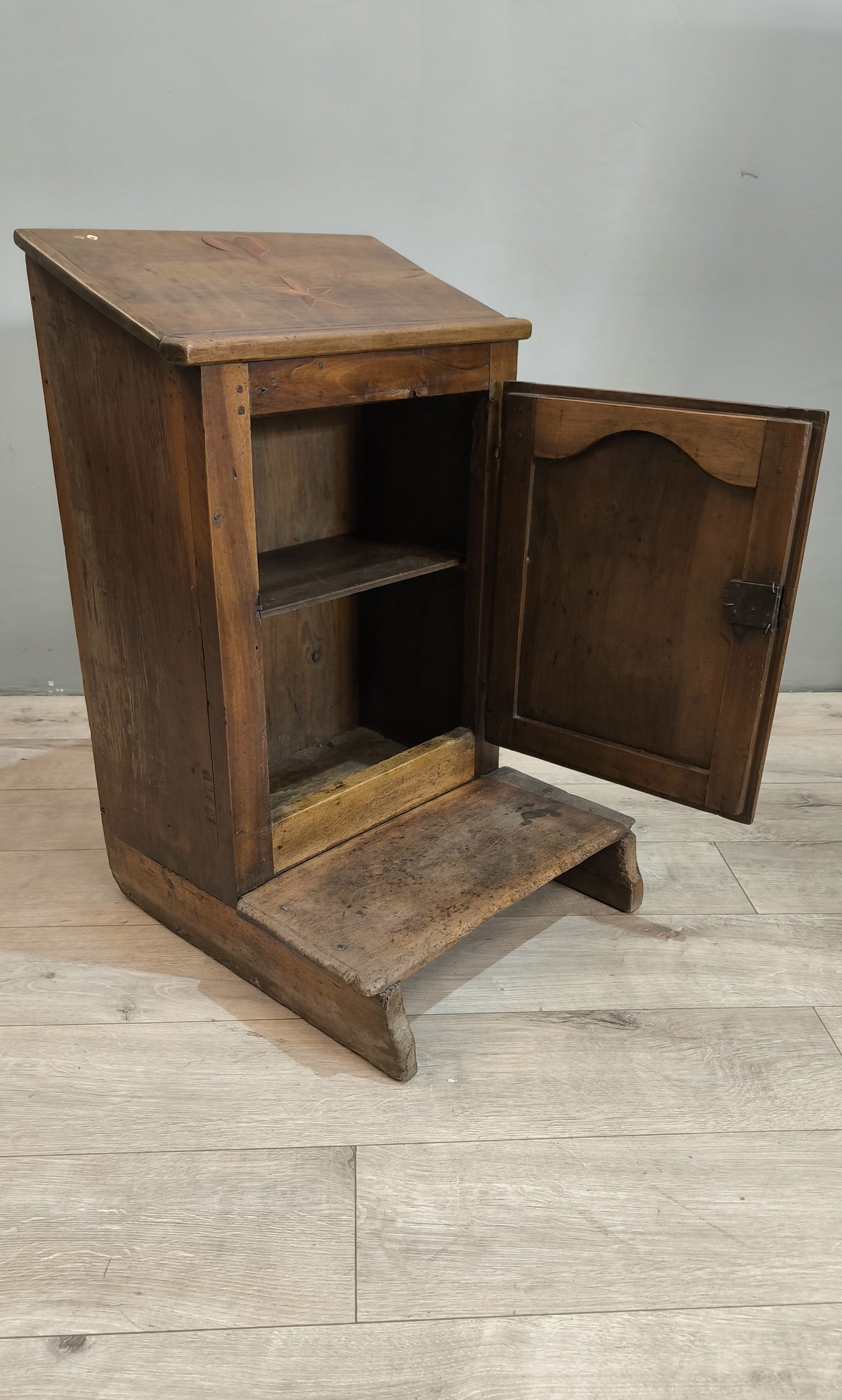 77816 Inginocchiatoio in legno con intarsi