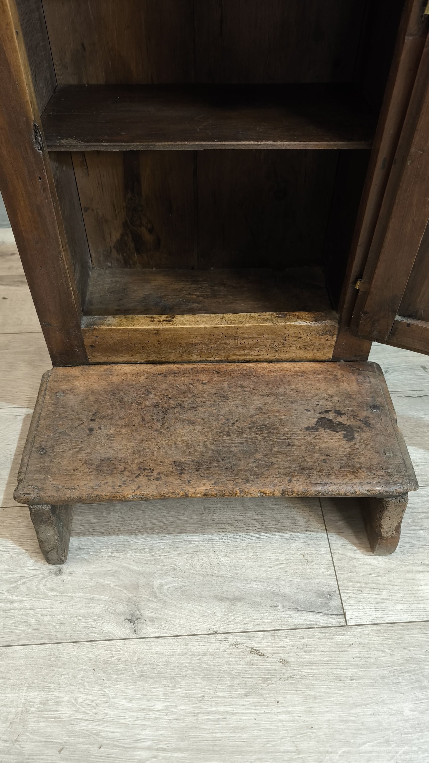 77816 Inginocchiatoio in legno con intarsi