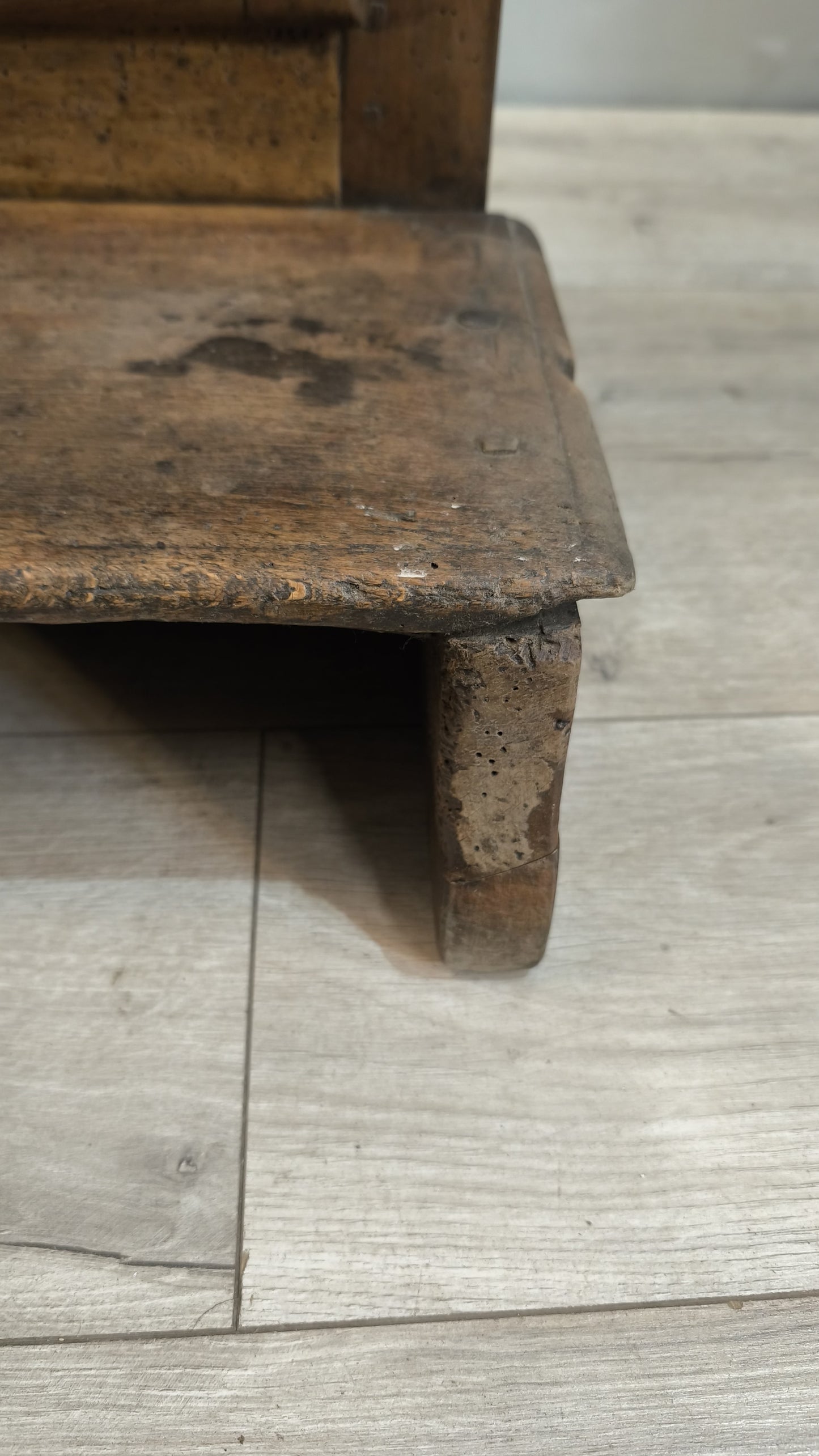 77816 Inginocchiatoio in legno con intarsi