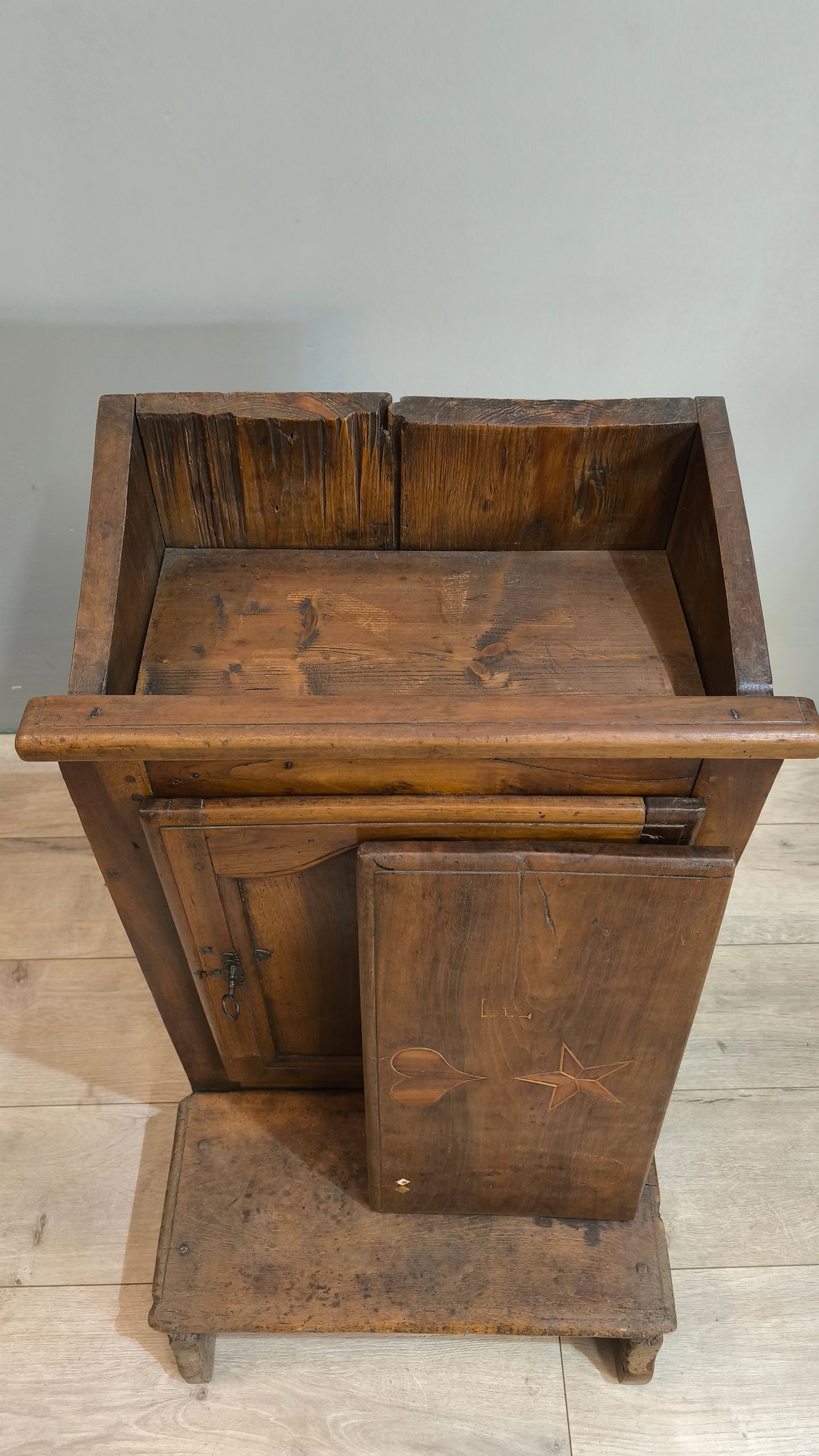 77816 Inginocchiatoio in legno con intarsi