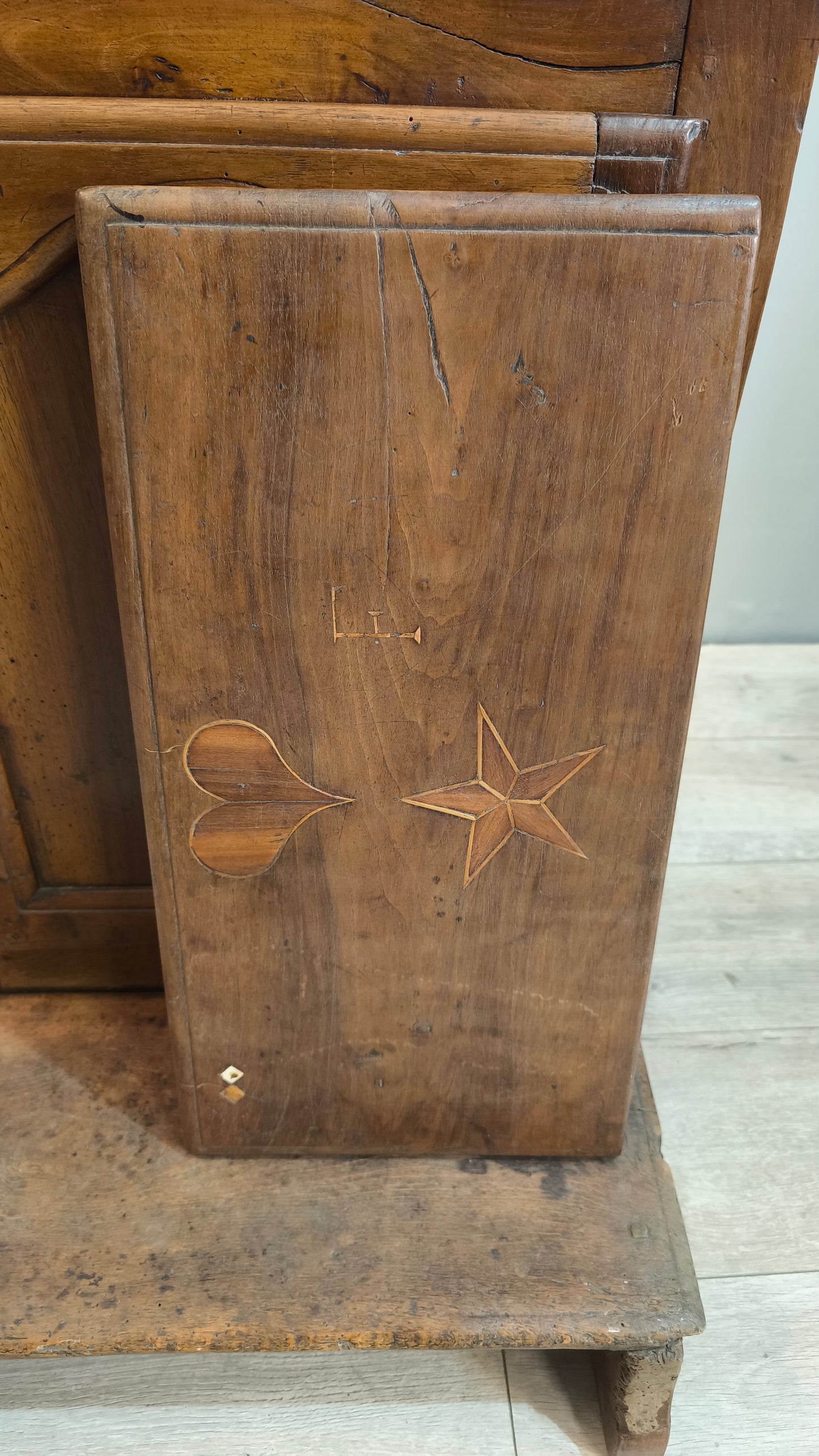 77816 Inginocchiatoio in legno con intarsi