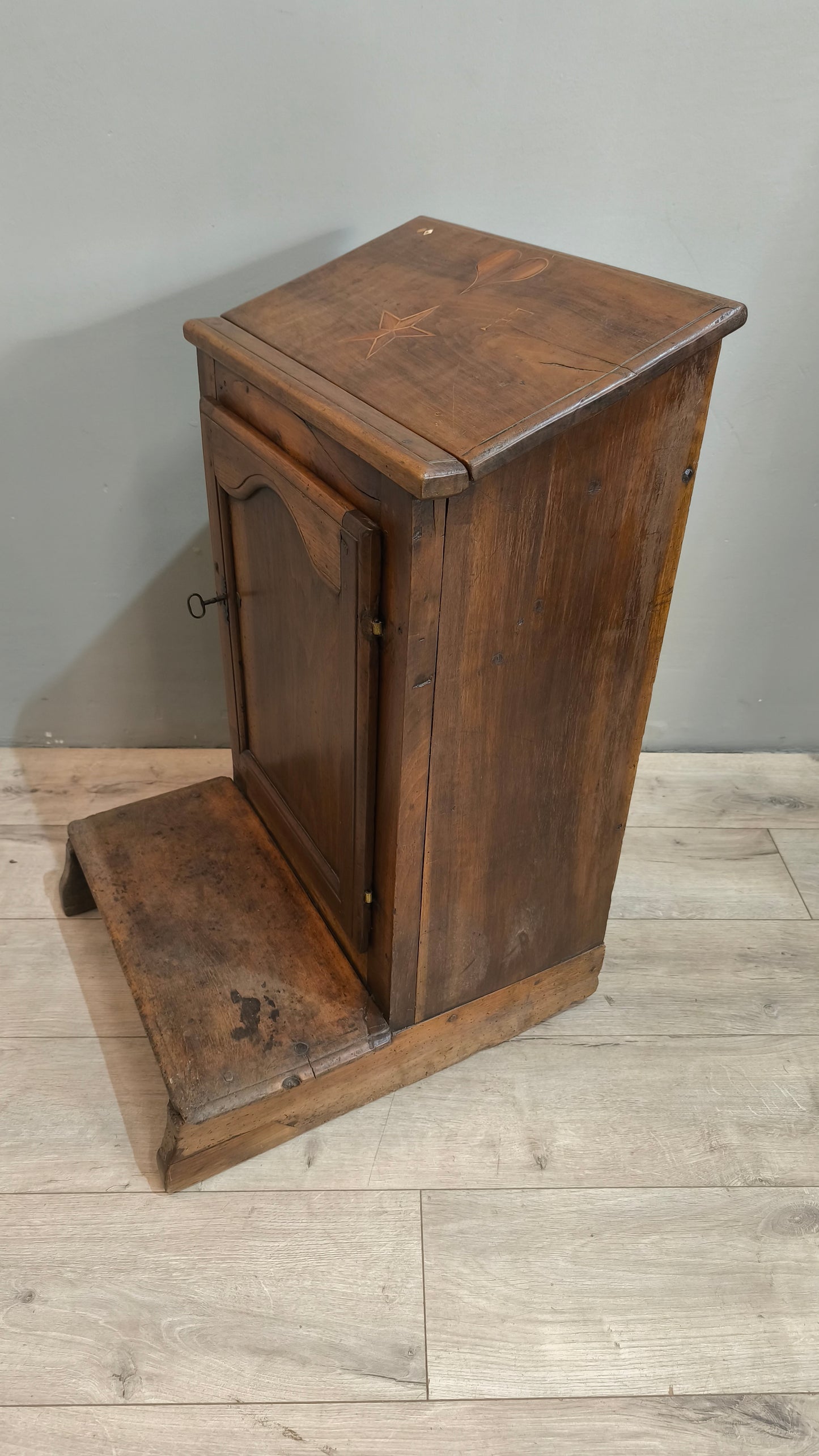 77816 Inginocchiatoio in legno con intarsi
