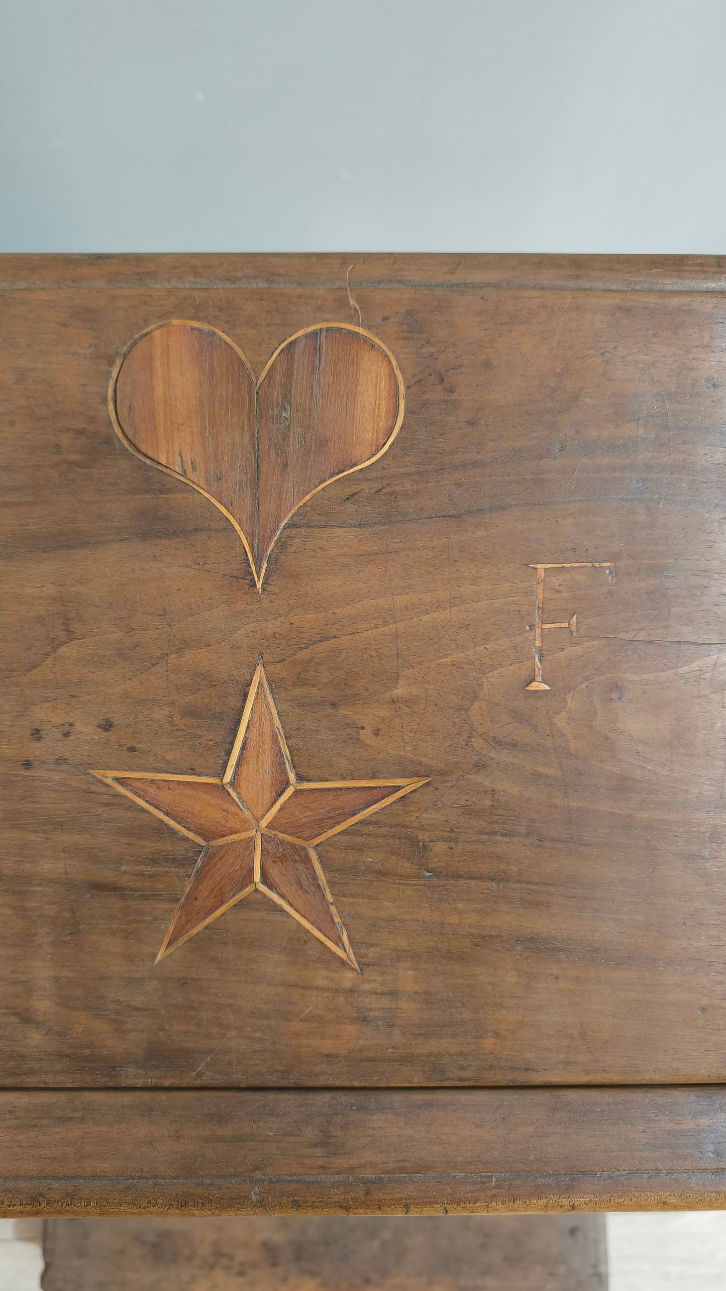 77816 Inginocchiatoio in legno con intarsi
