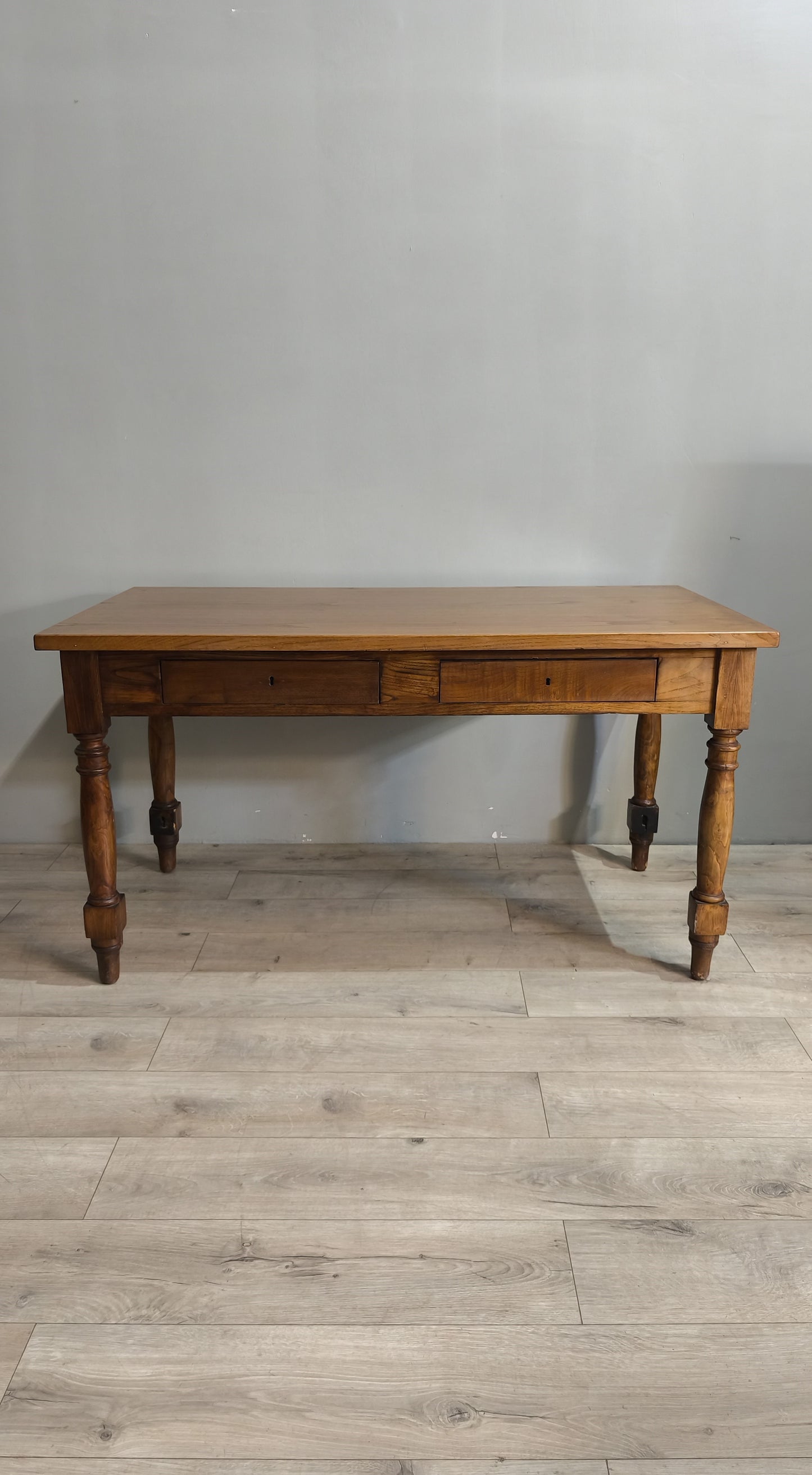 77828 Tavolo in legno massello di castagno con due cassetti frontali