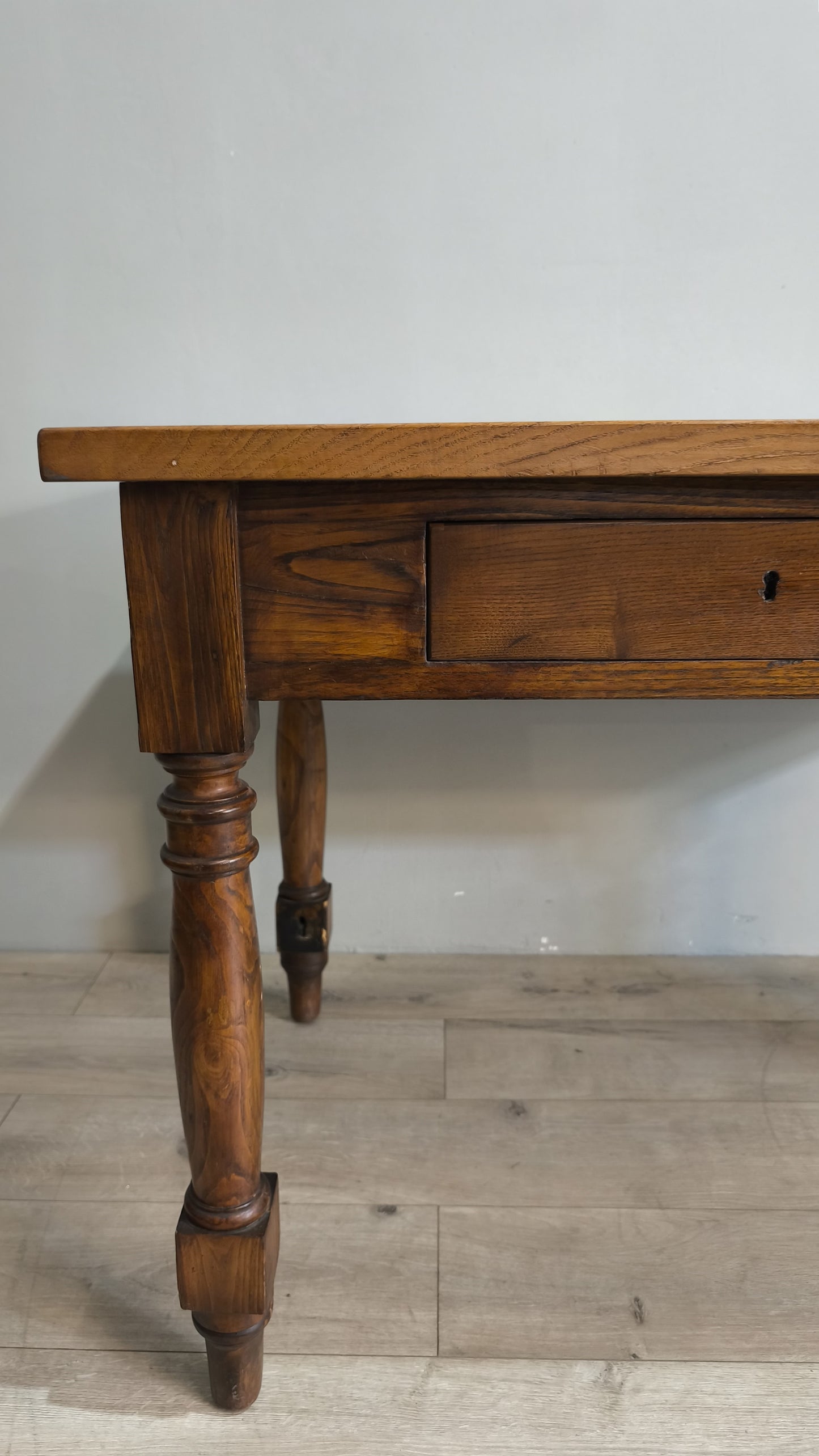 77828 Tavolo in legno massello di castagno con due cassetti frontali