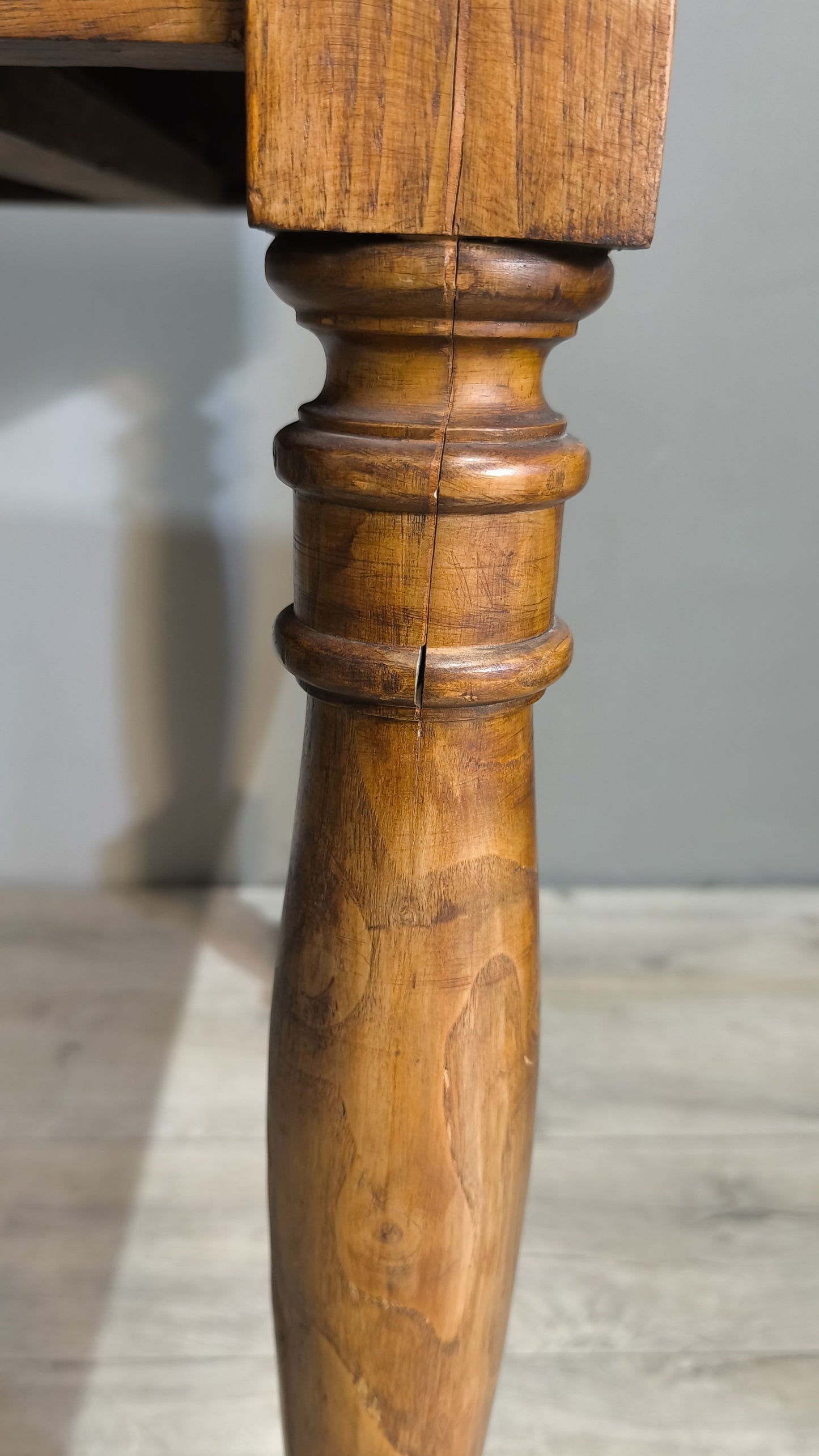 77828 Tavolo in legno massello di castagno con due cassetti frontali