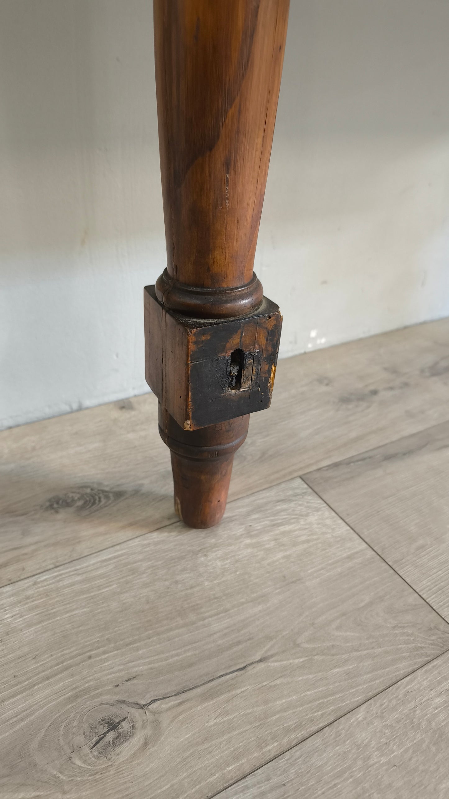 77828 Tavolo in legno massello di castagno con due cassetti frontali