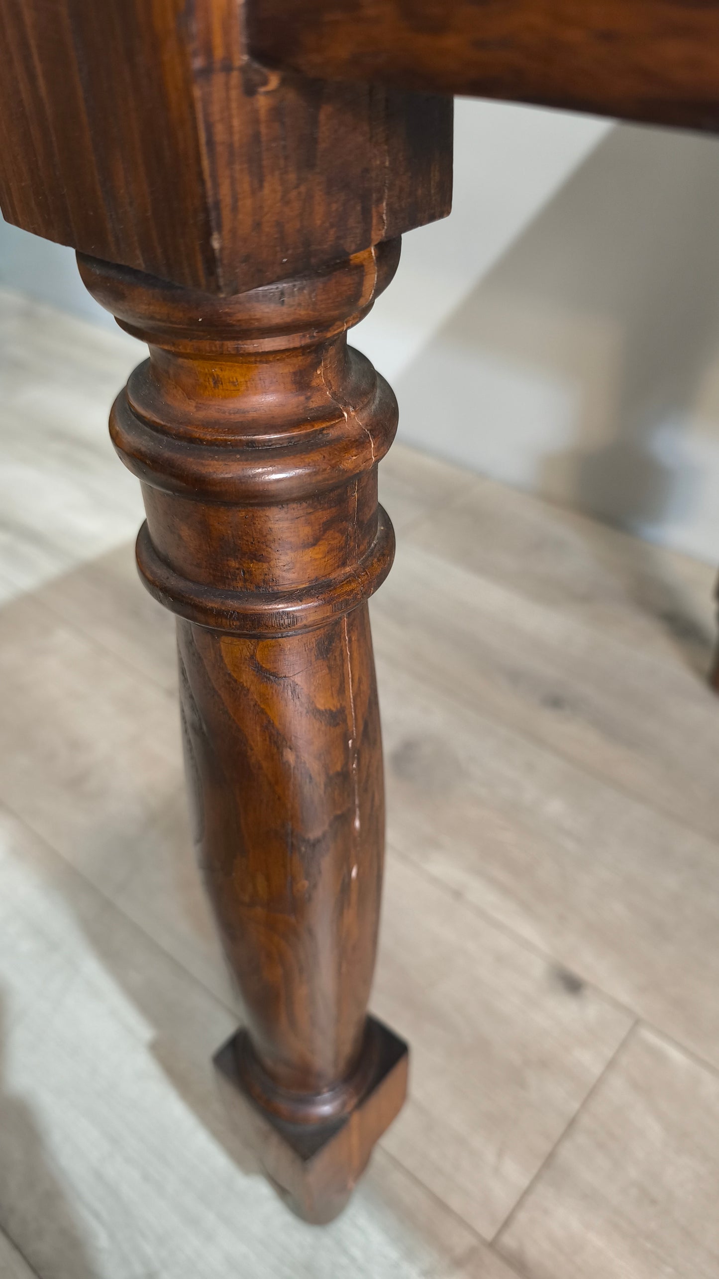 77828 Tavolo in legno massello di castagno con due cassetti frontali