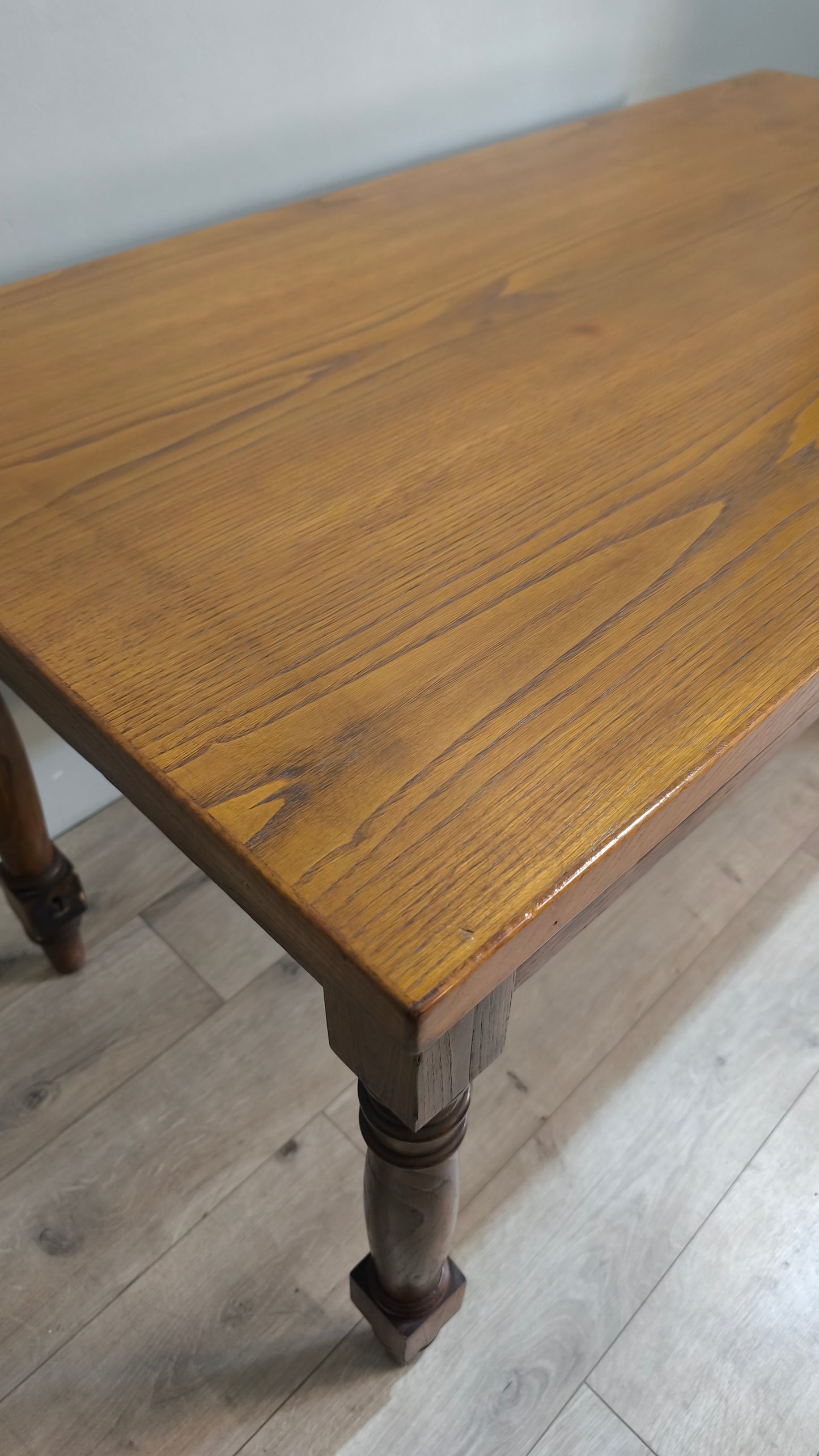 77828 Tavolo in legno massello di castagno con due cassetti frontali
