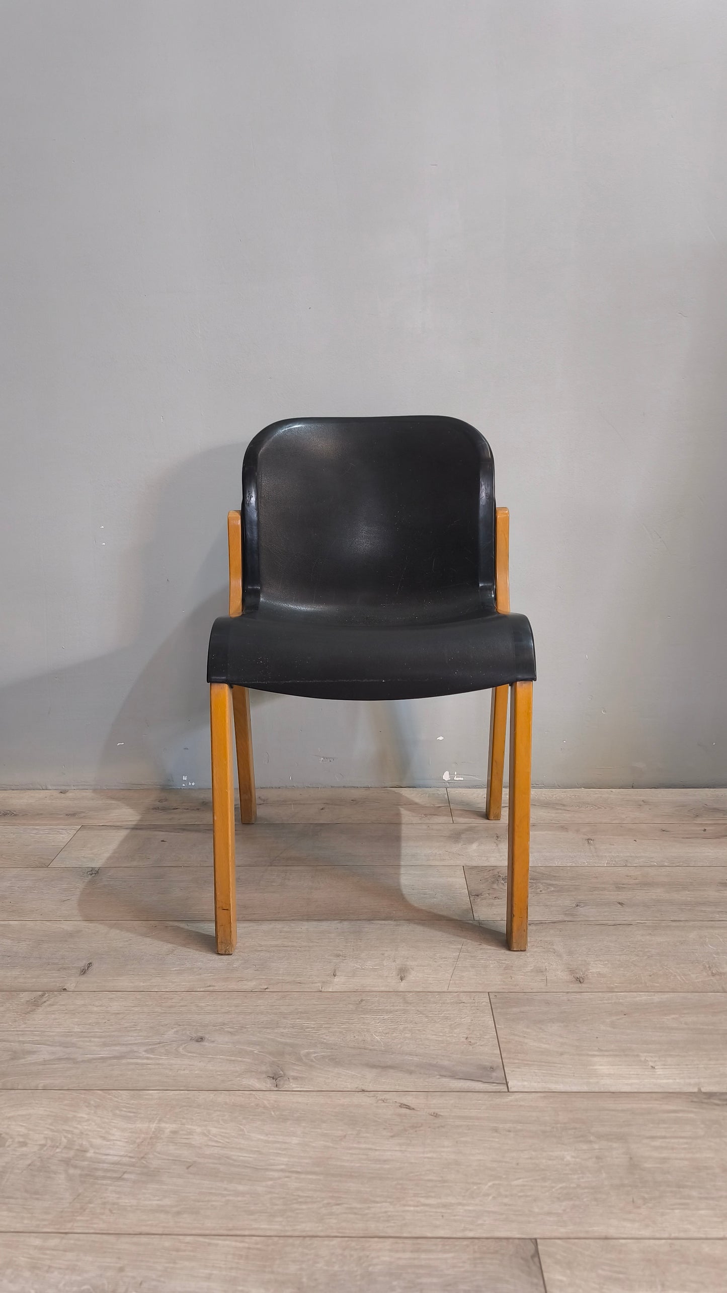 77881 Sedia Massimo Papiri design modello Typy con seduta nera