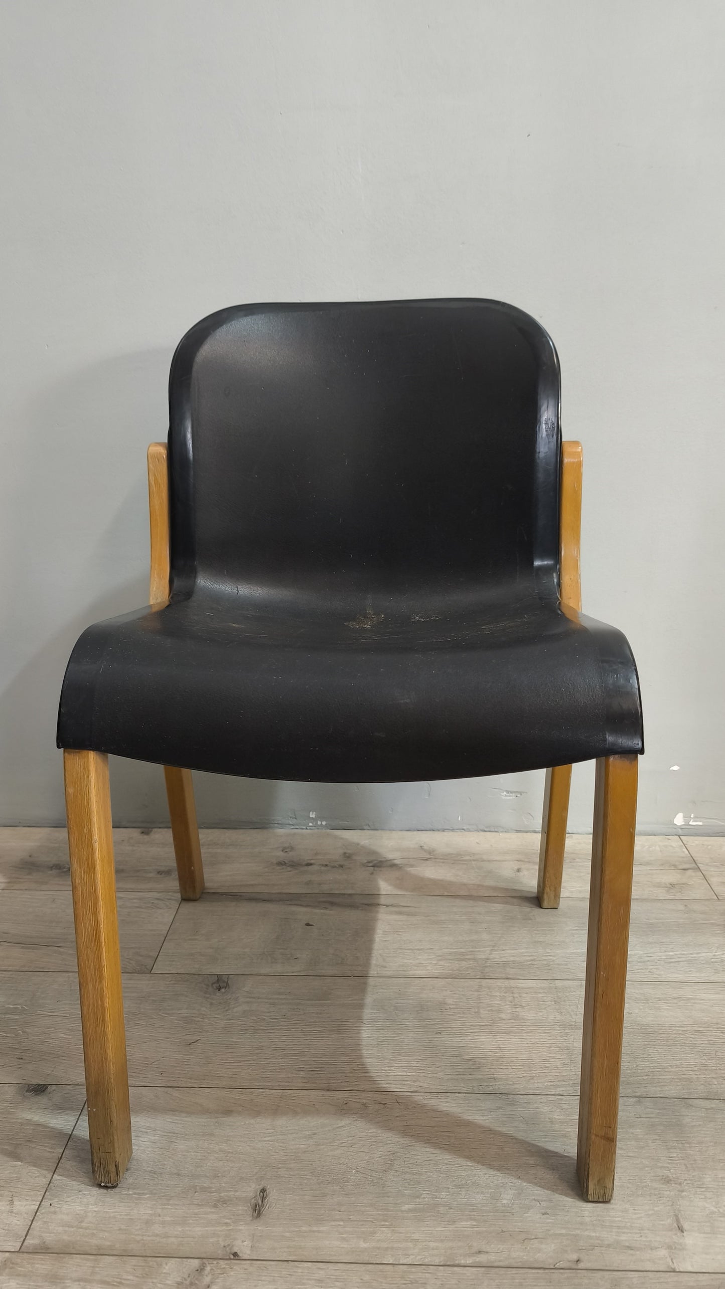 77881 Sedia Massimo Papiri design modello Typy con seduta nera