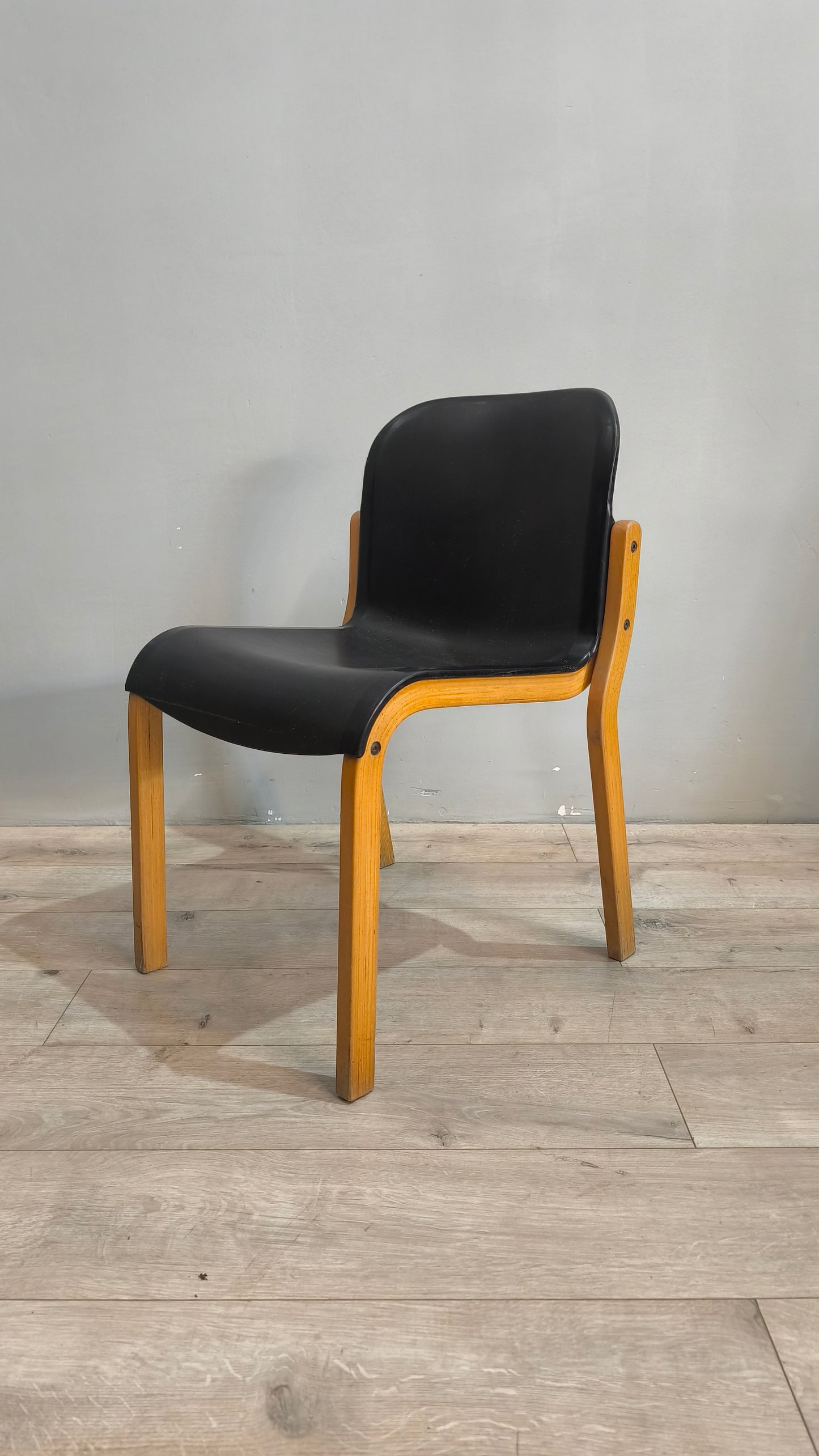77881 Sedia Massimo Papiri design modello Typy con seduta nera