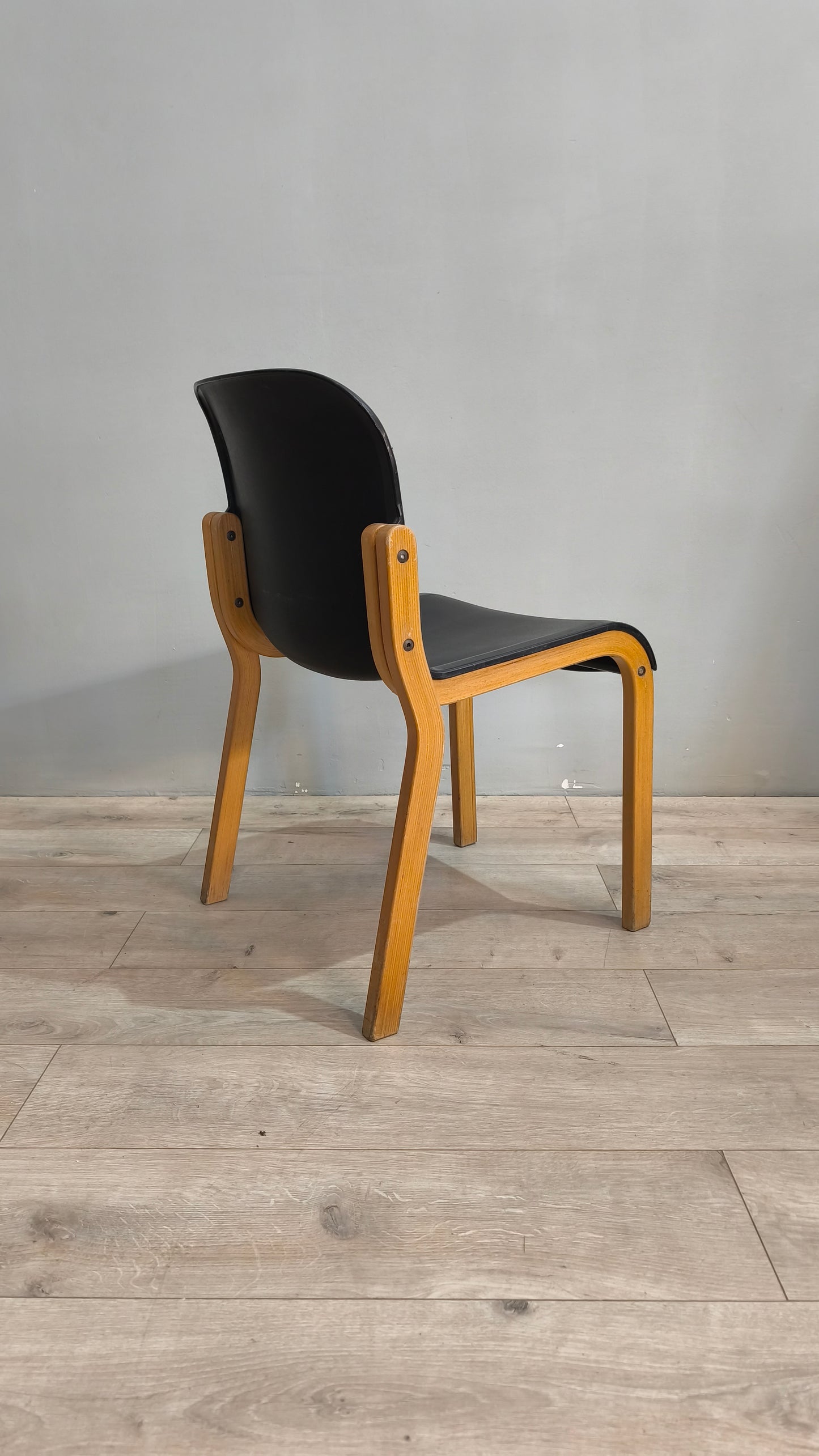 77881 Sedia Massimo Papiri design modello Typy con seduta nera