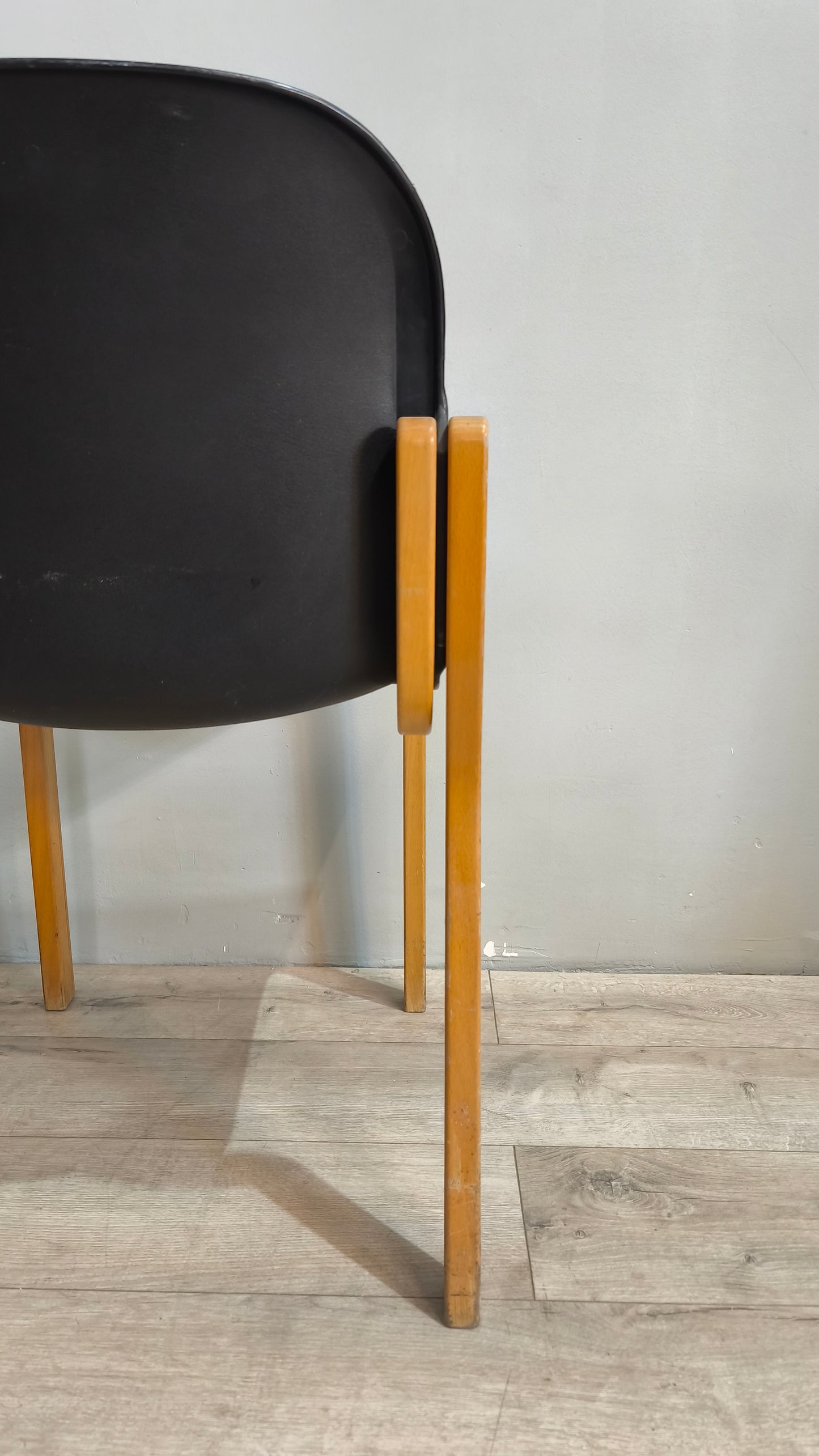 77881 Sedia Massimo Papiri design modello Typy con seduta nera