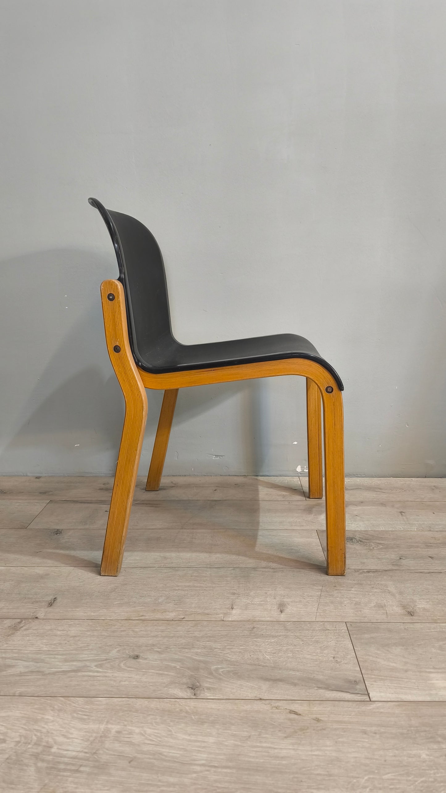 77881 Sedia Massimo Papiri design modello Typy con seduta nera