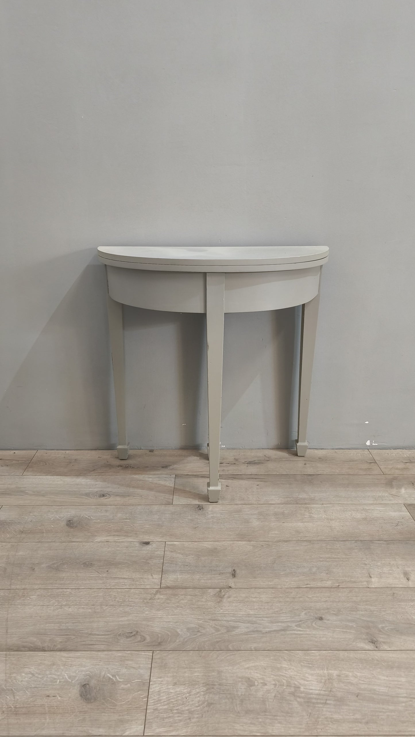 77862 Console a mezzaluna grigia in legno con piano a ribalta