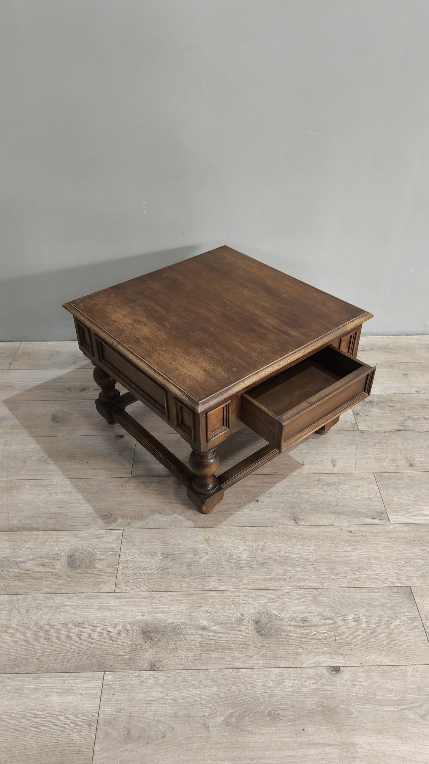 78057 Tavolino da salotto in legno con cassetti nascosti